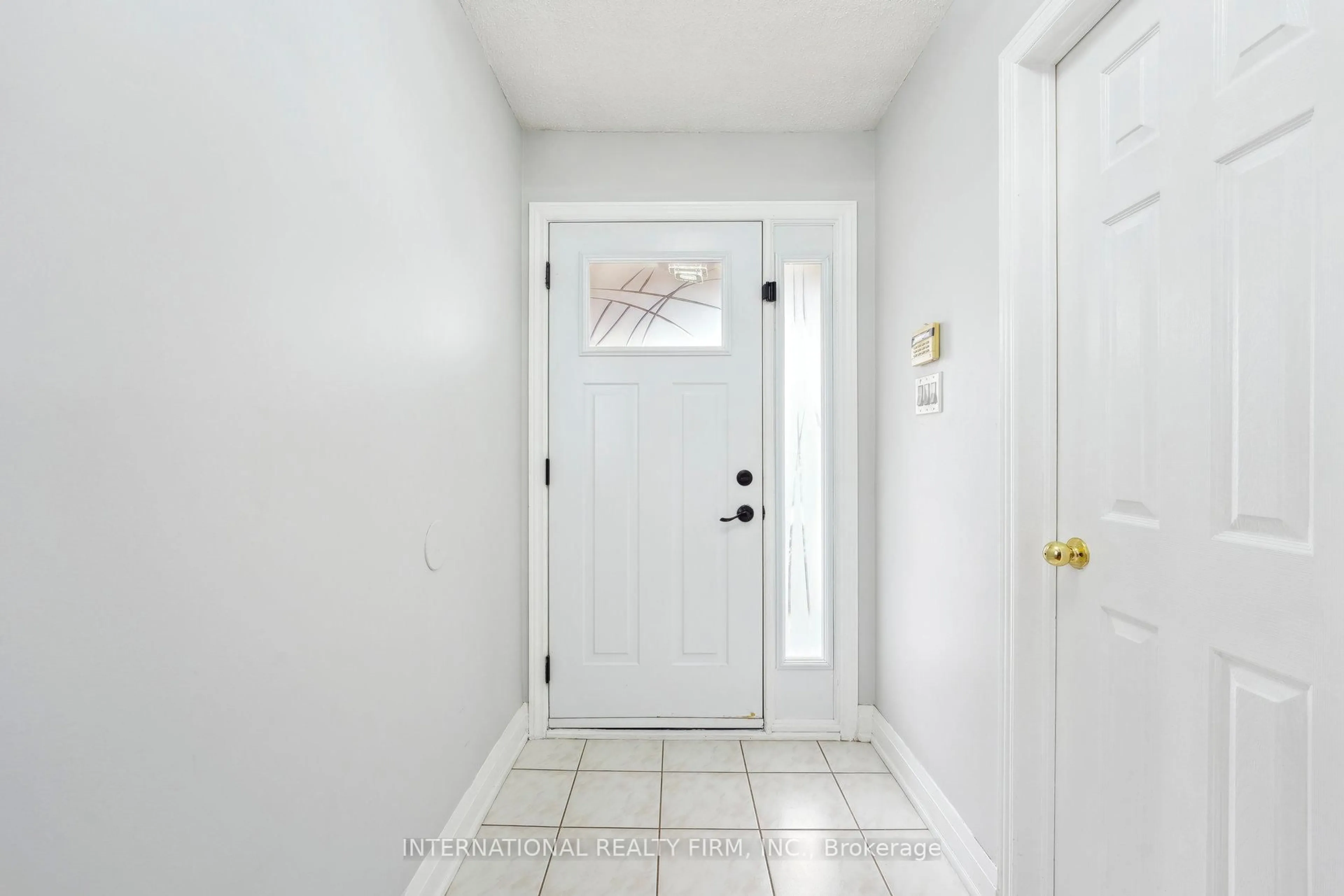 Indoor entryway for 20 Arid Ave, Brampton Ontario L6R 1P9