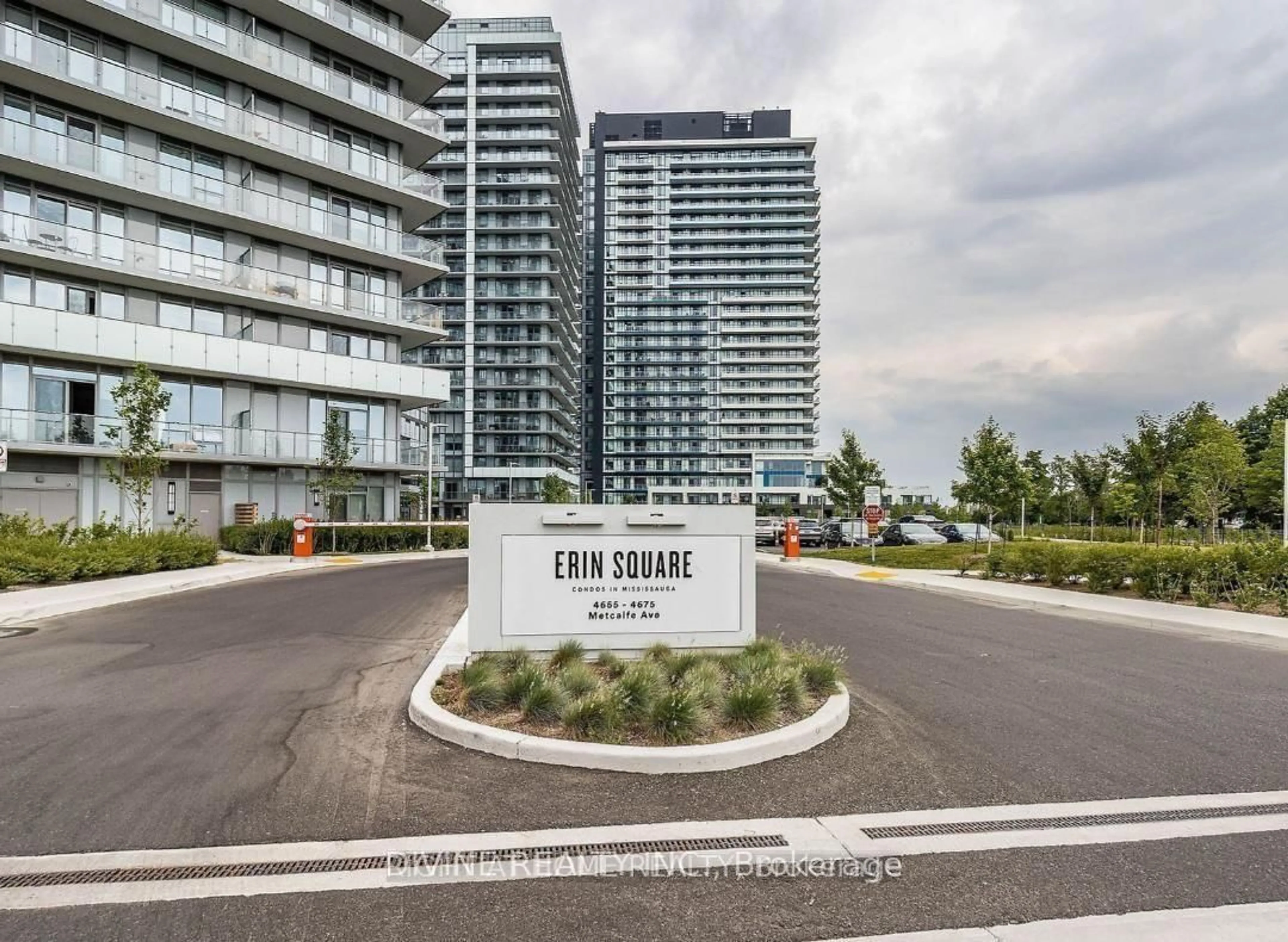 Indoor foyer for 4675 Metcalfe Ave #1803, Mississauga Ontario L5M 0Z8