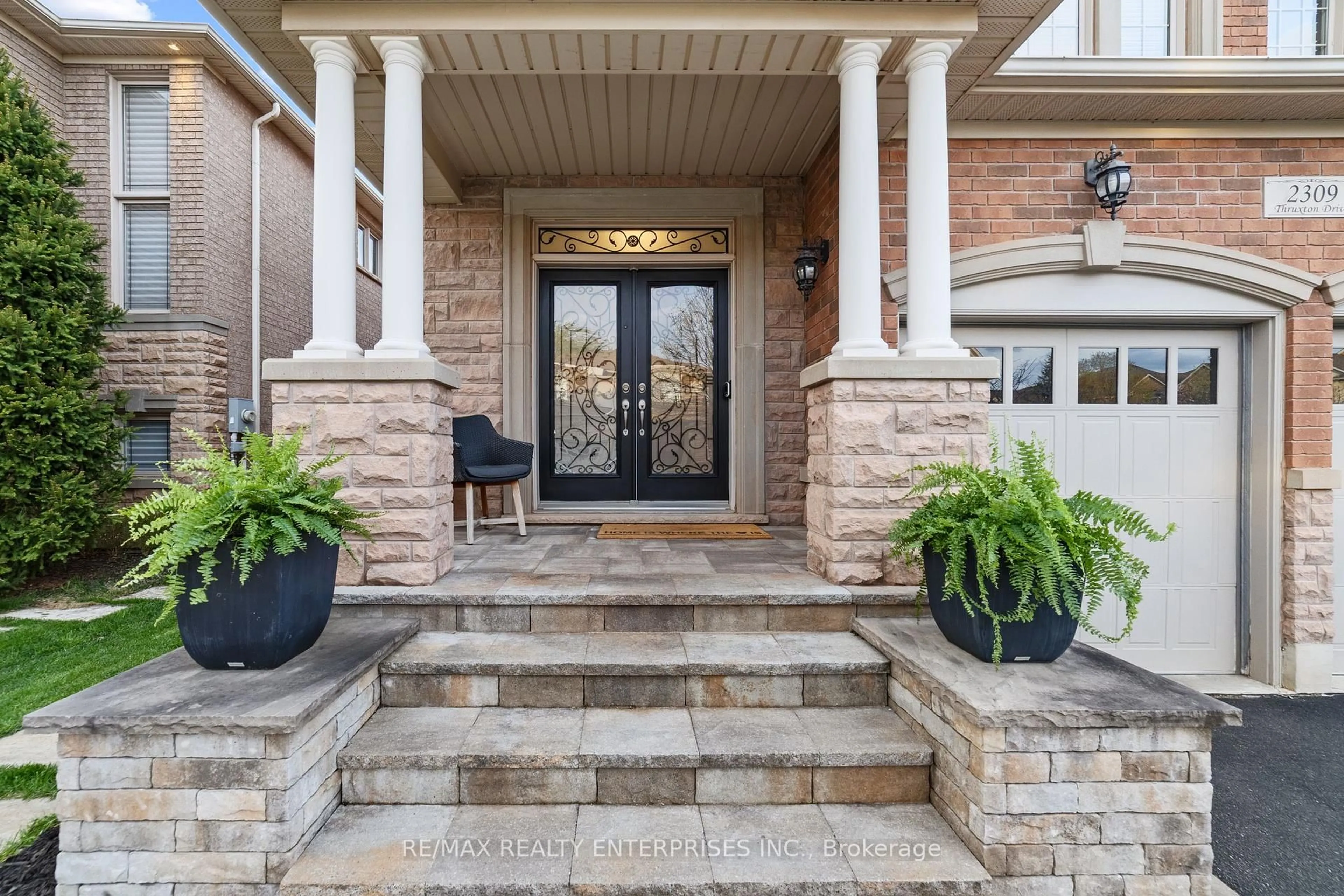 Indoor entryway for 2309 Thruxton Dr, Oakville Ontario L6H 0C5