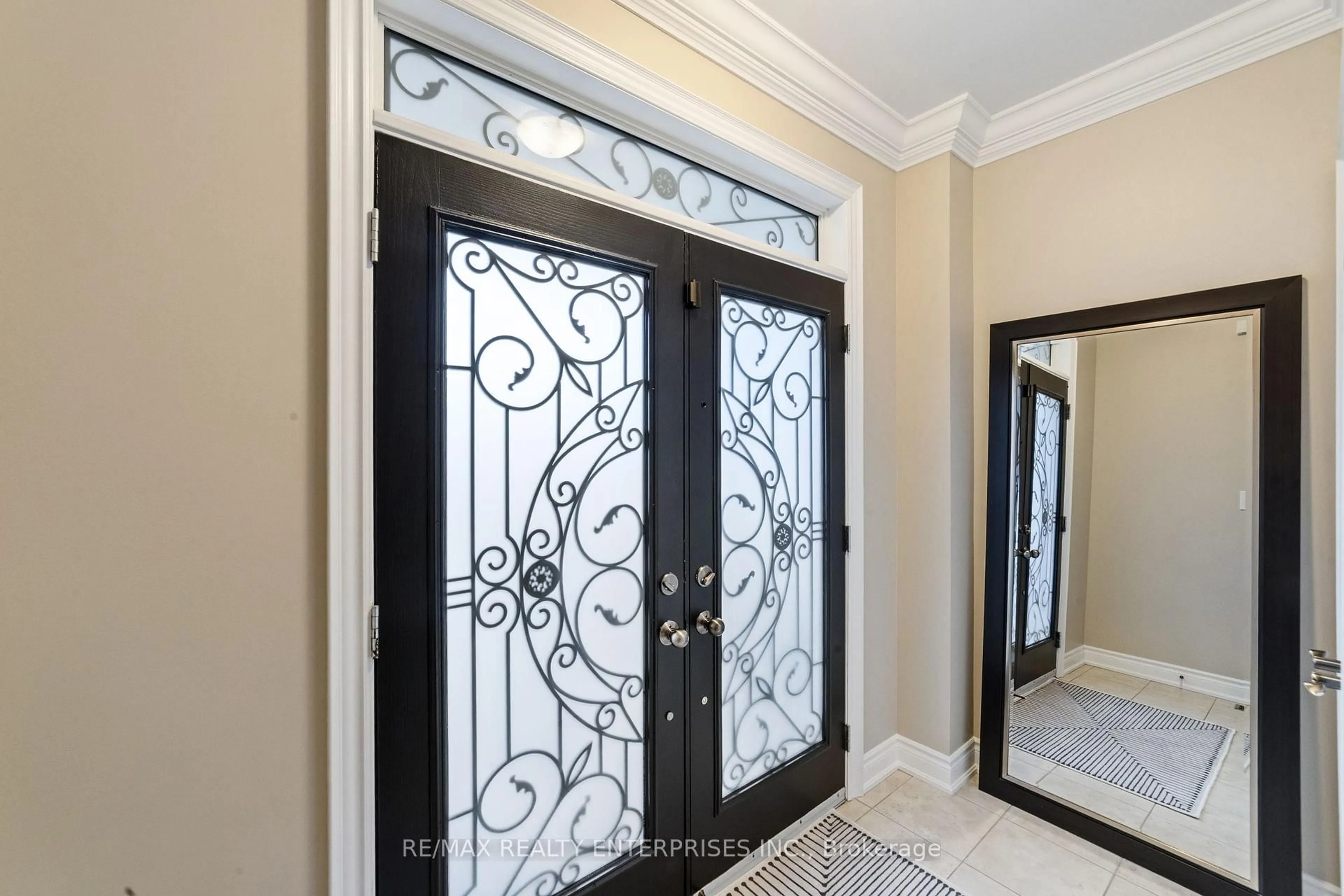 Indoor entryway for 2309 Thruxton Dr, Oakville Ontario L6H 0C5