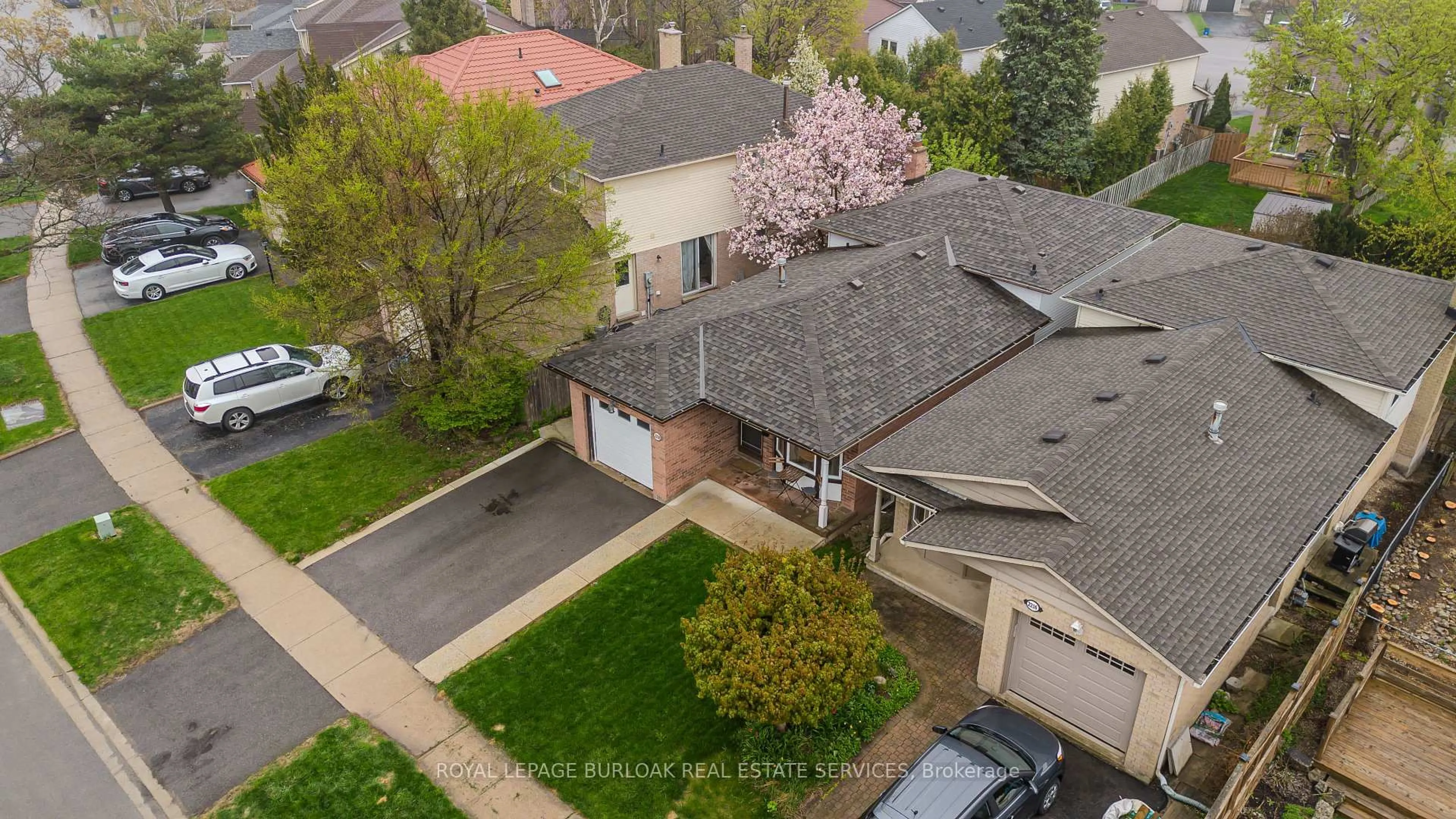 A pic from outside/outdoor area/front of a property/back of a property/a pic from drone, street for 2218 Leominster Dr, Burlington Ontario L7P 3X1