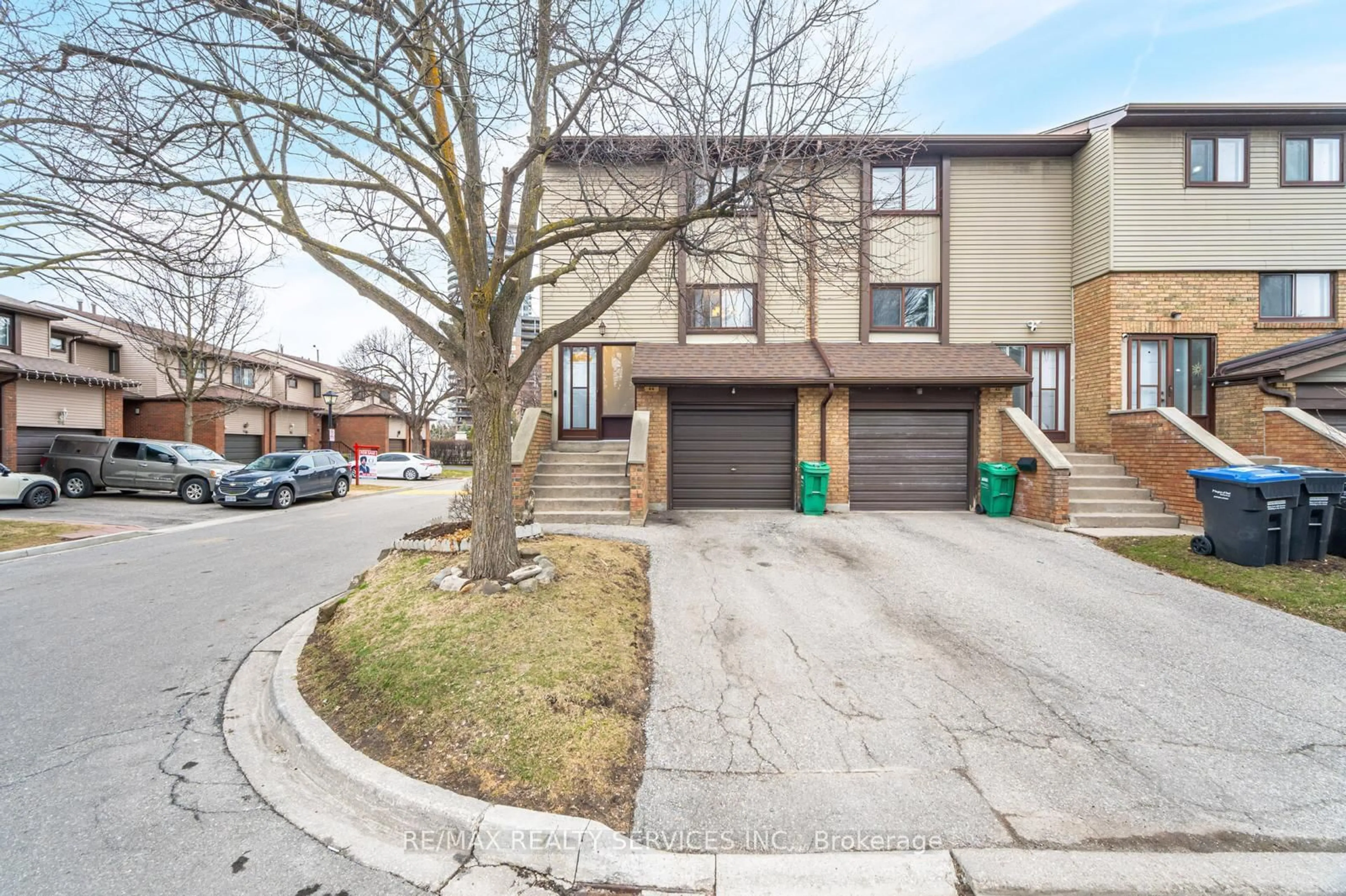 A pic from outside/outdoor area/front of a property/back of a property/a pic from drone, street for 44 Carleton Pl, Brampton Ontario L6T 3Z4