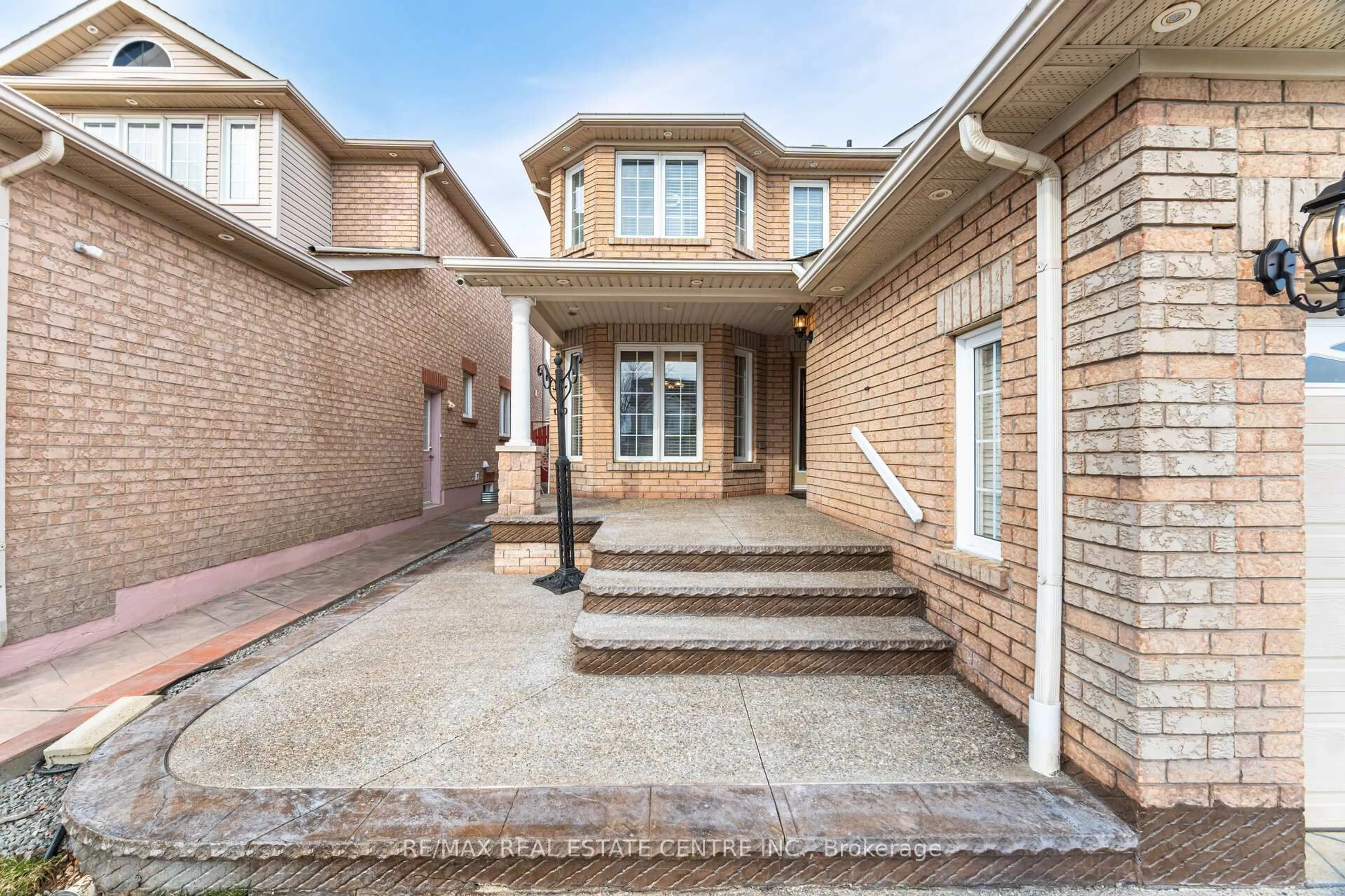 Home with brick exterior material, street for 21 FALSTAFF Rd, Brampton Ontario L6Y 5J4