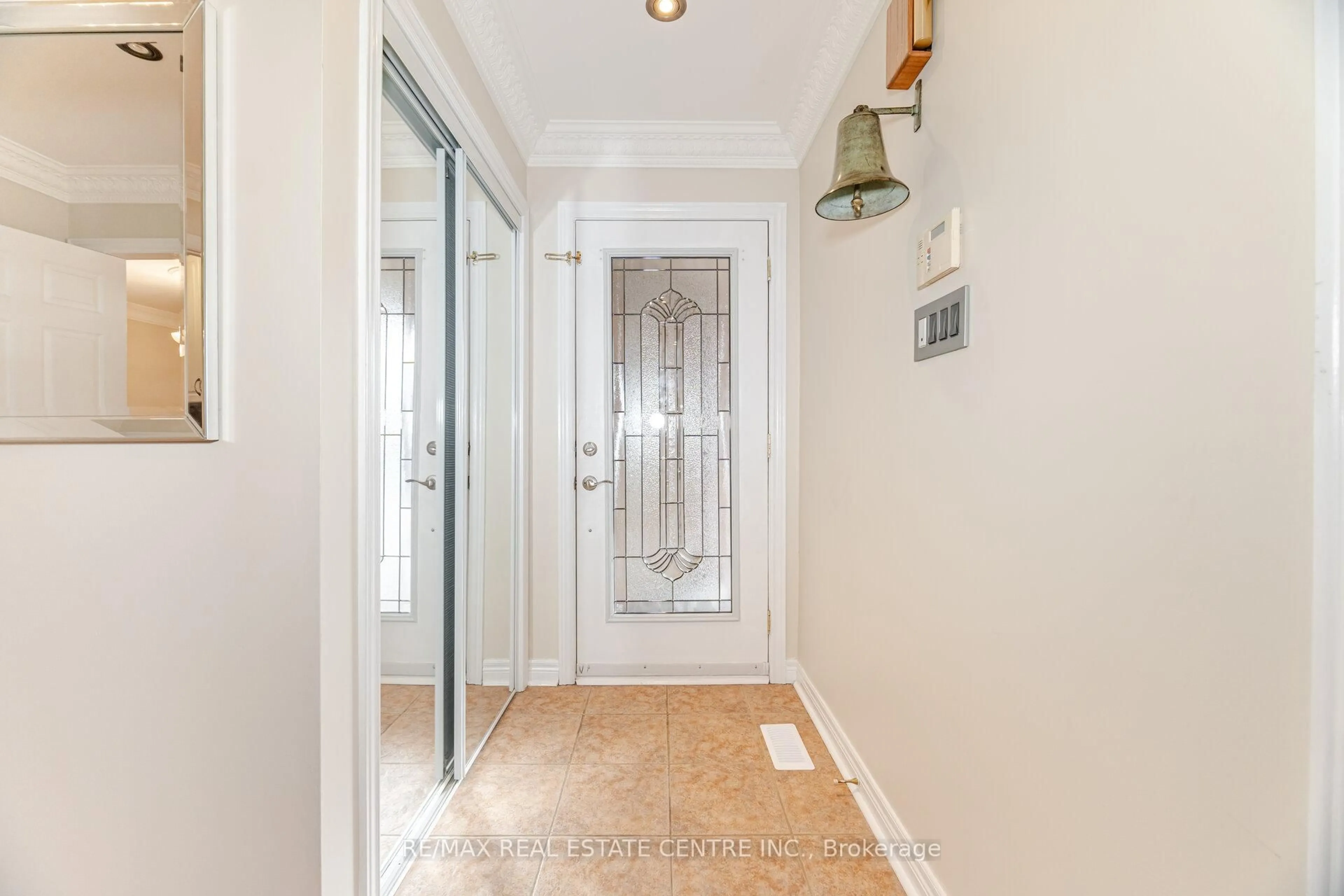 Indoor entryway for 21 FALSTAFF Rd, Brampton Ontario L6Y 5J4