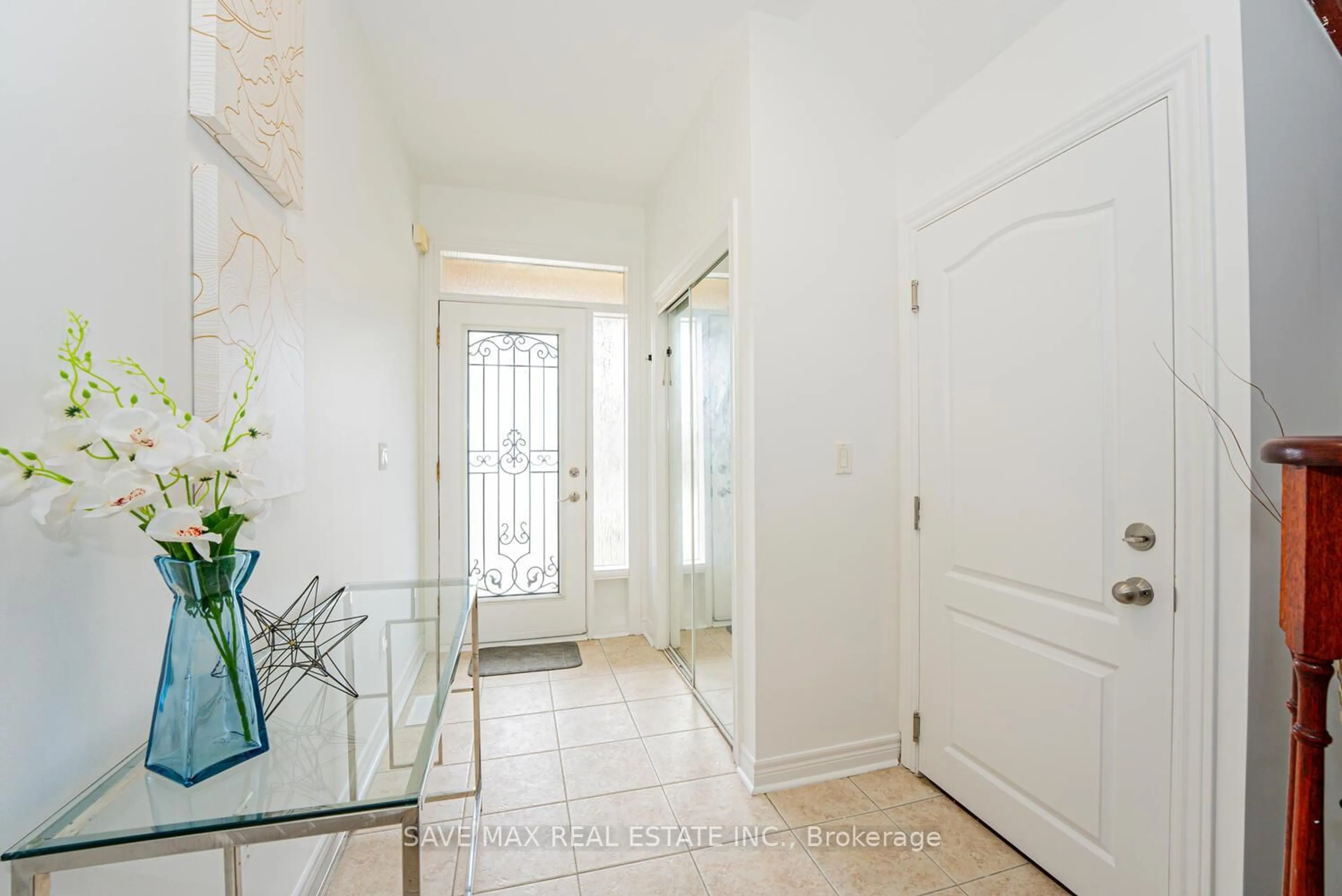 Indoor entryway for 46 Lockburn Cres, Brampton Ontario L7A 3W7