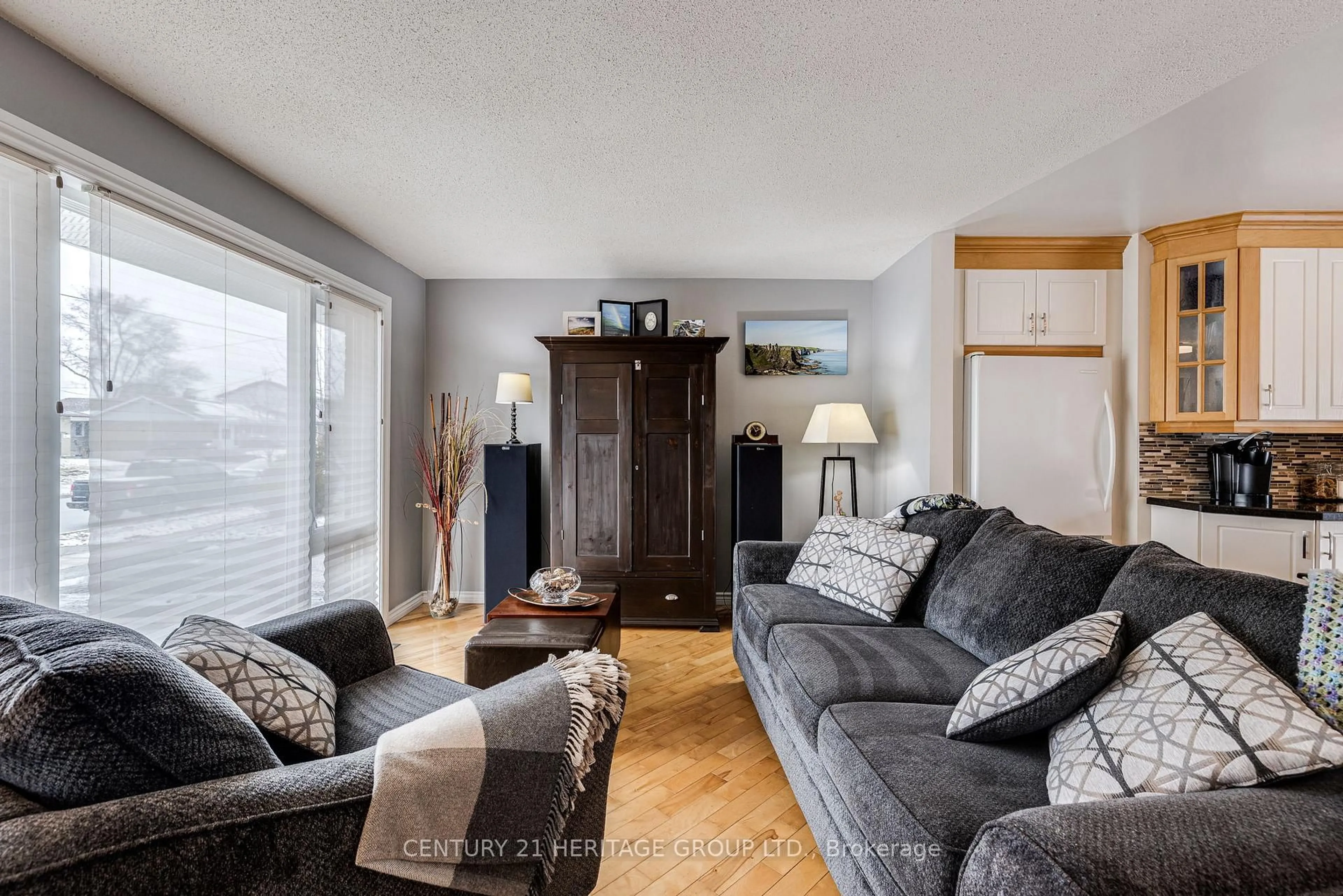 Living room with furniture, unknown for 87 Prince Charles Dr, Halton Hills Ontario L7G 3V5