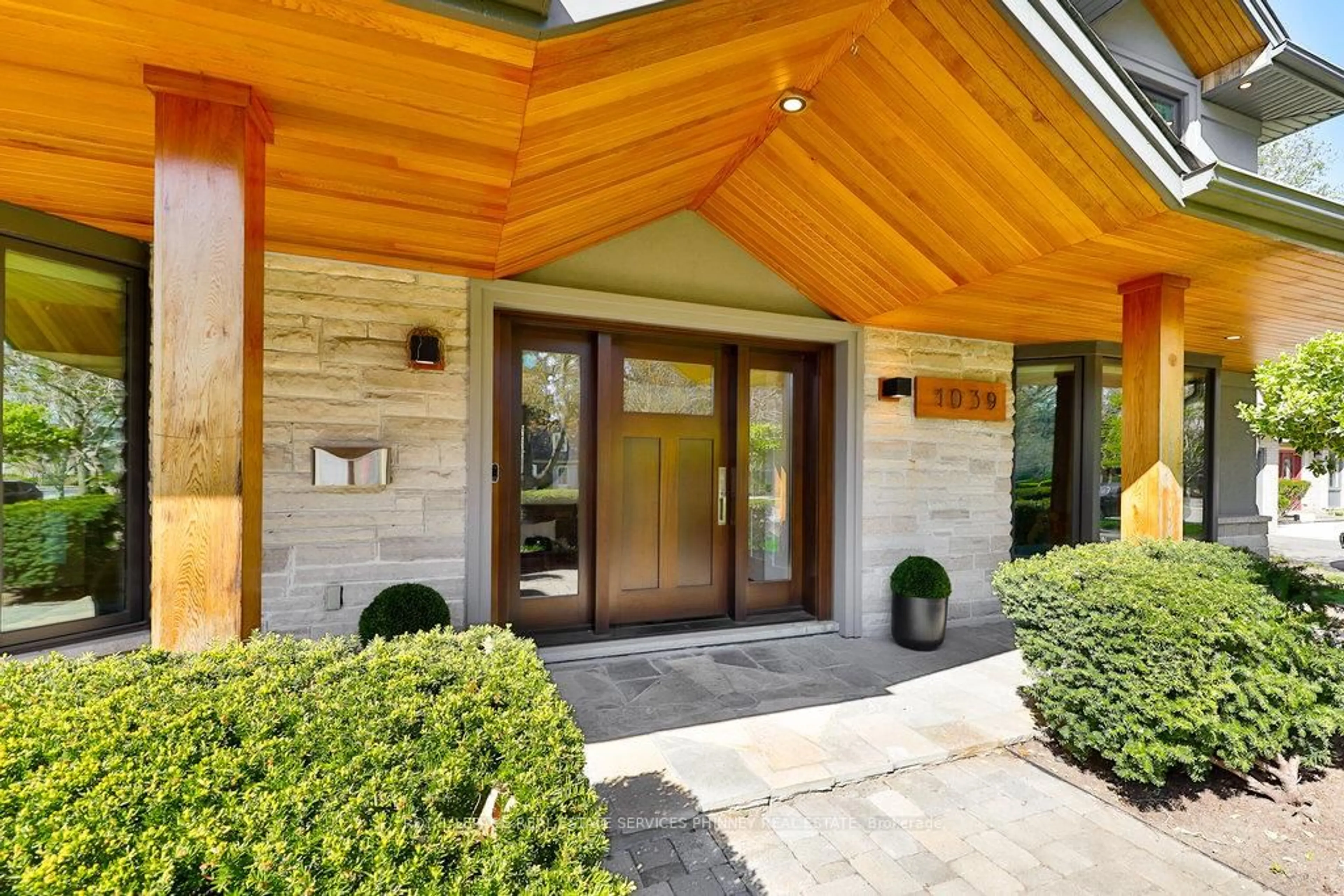 Indoor entryway for 1039 Wenleigh Crt, Mississauga Ontario L5H 1M7