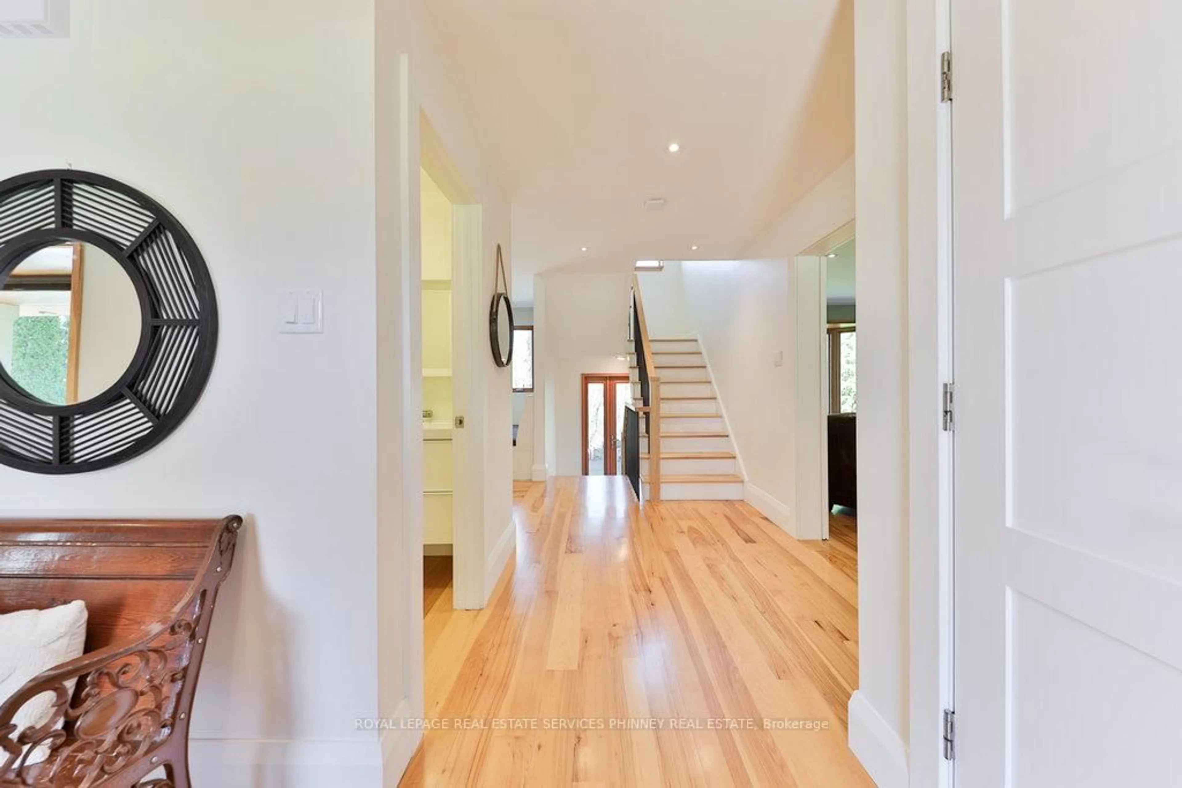 Indoor foyer for 1039 Wenleigh Crt, Mississauga Ontario L5H 1M7
