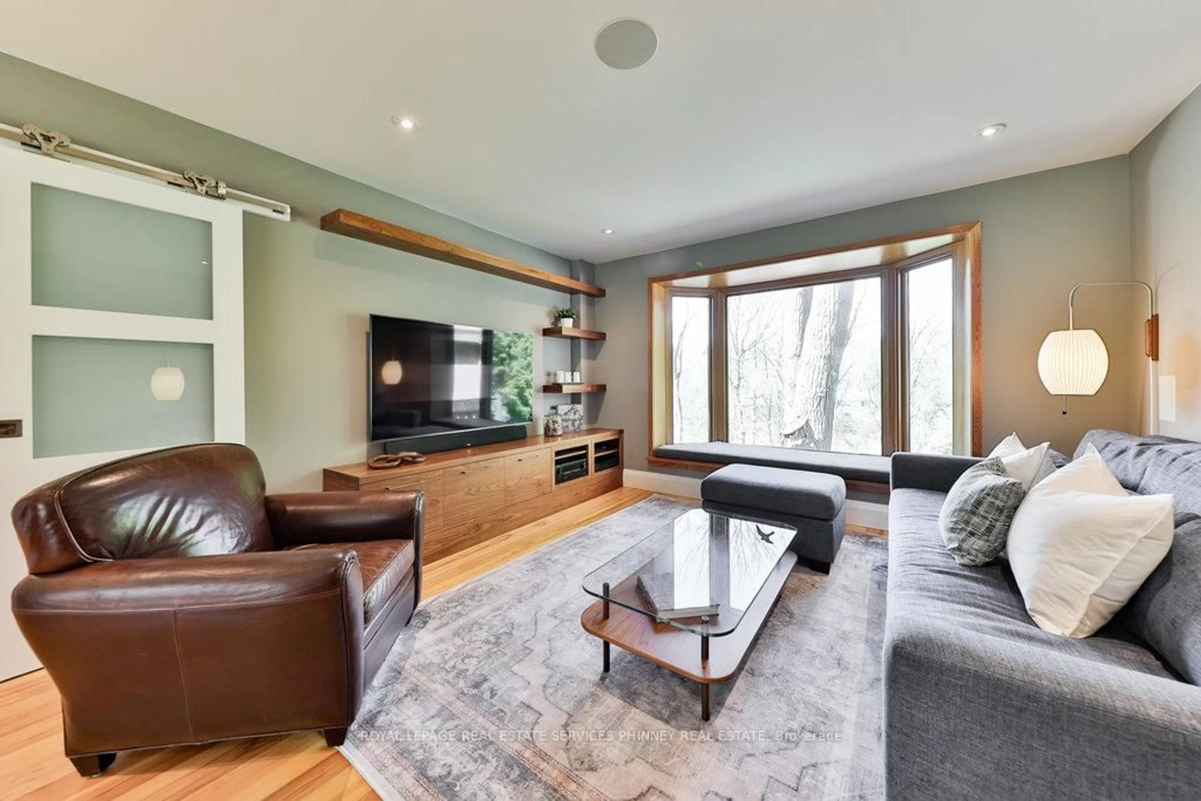 Living room with furniture, wood/laminate floor for 1039 Wenleigh Crt, Mississauga Ontario L5H 1M7