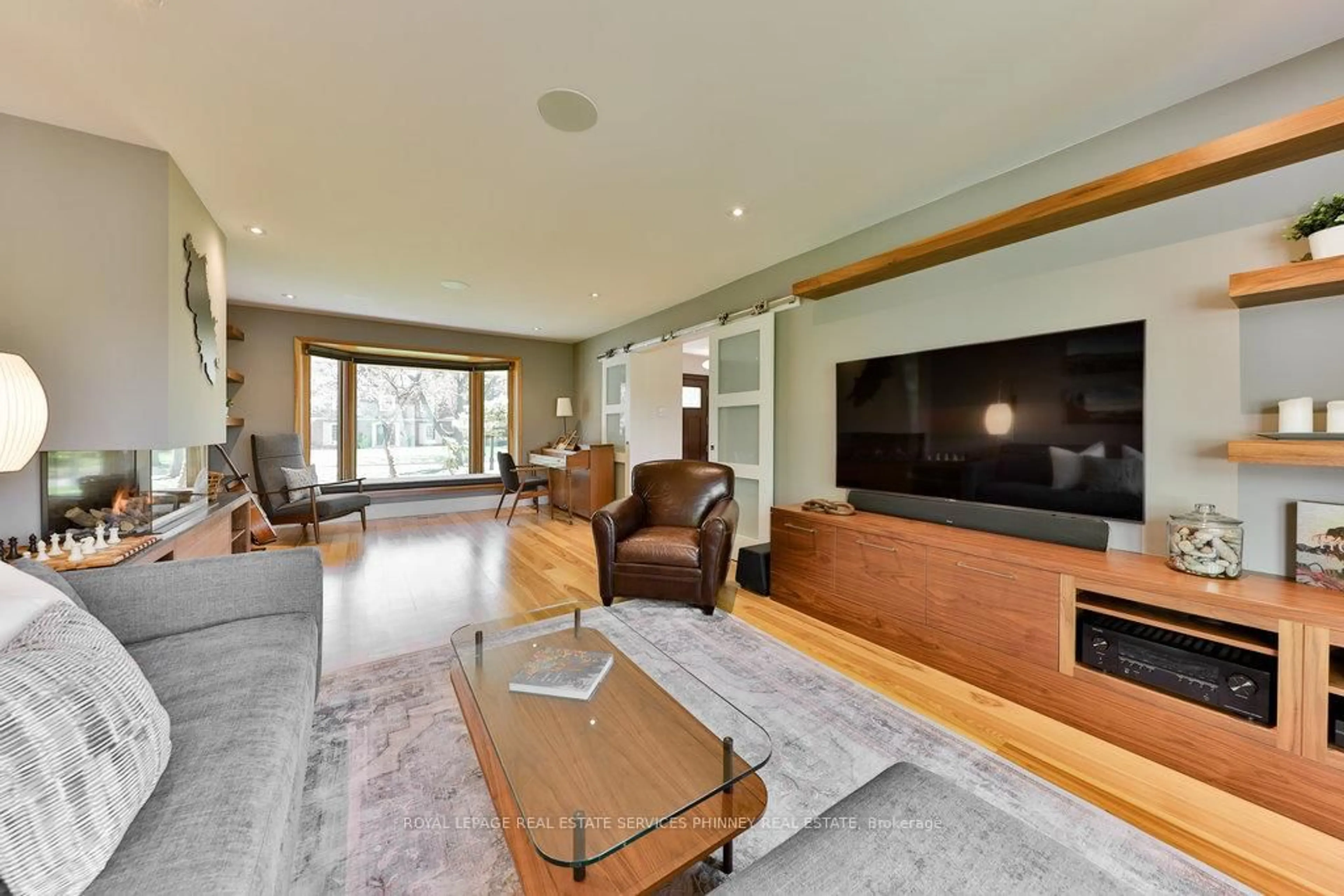Living room with furniture, unknown for 1039 Wenleigh Crt, Mississauga Ontario L5H 1M7