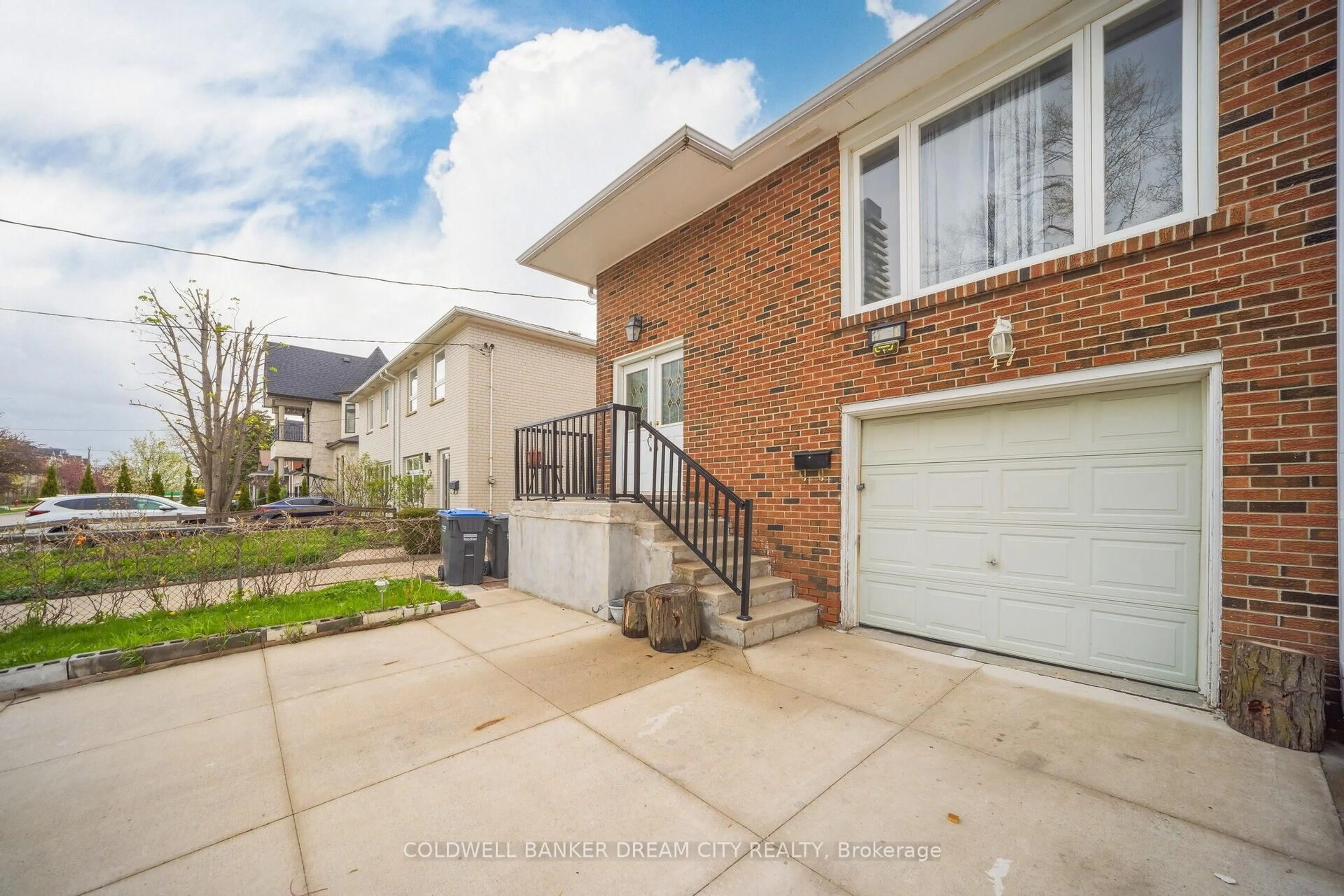 Home with brick exterior material, street for B - 17 Hillcrest Ave, Brampton Ontario L6W 1Y7