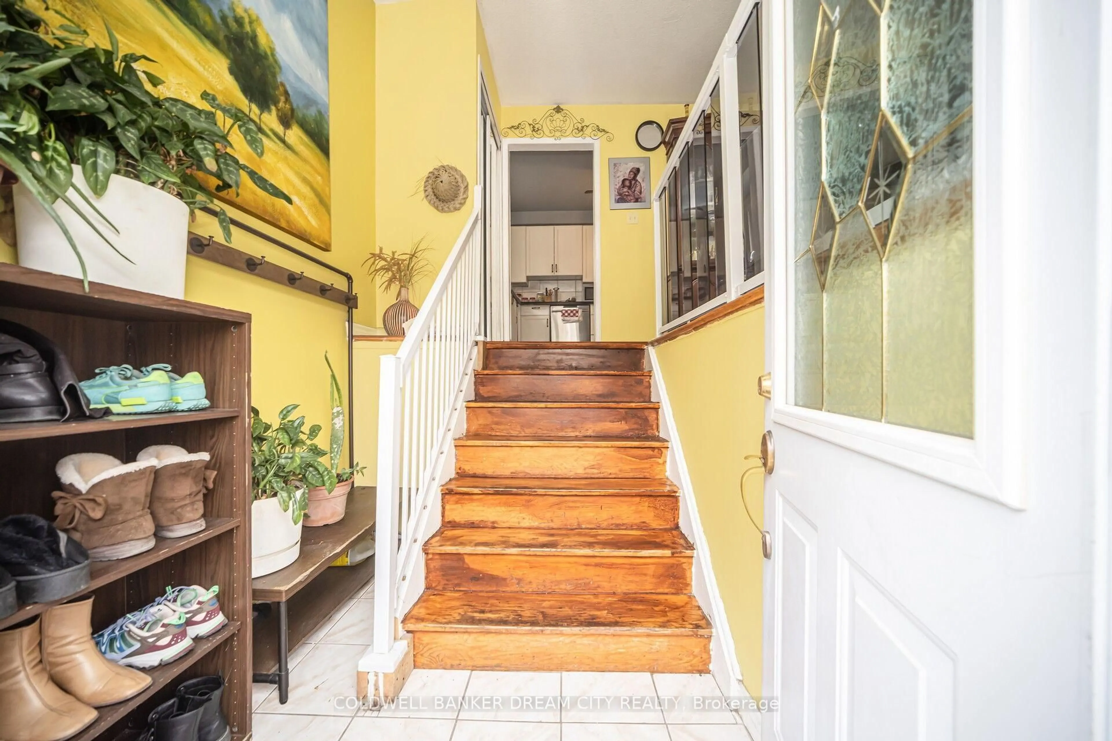 Indoor entryway for B - 17 Hillcrest Ave, Brampton Ontario L6W 1Y7