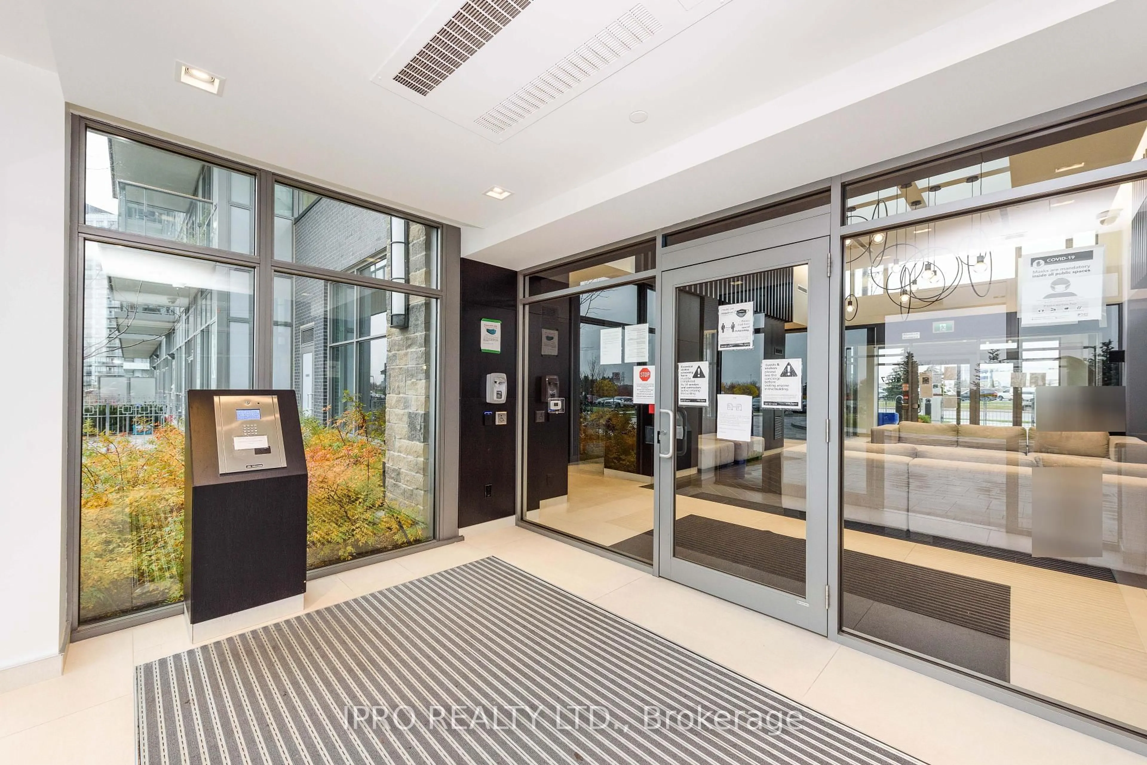 Indoor foyer for 4677 Glen Erin Dr #1009, Mississauga Ontario L5M 2E3