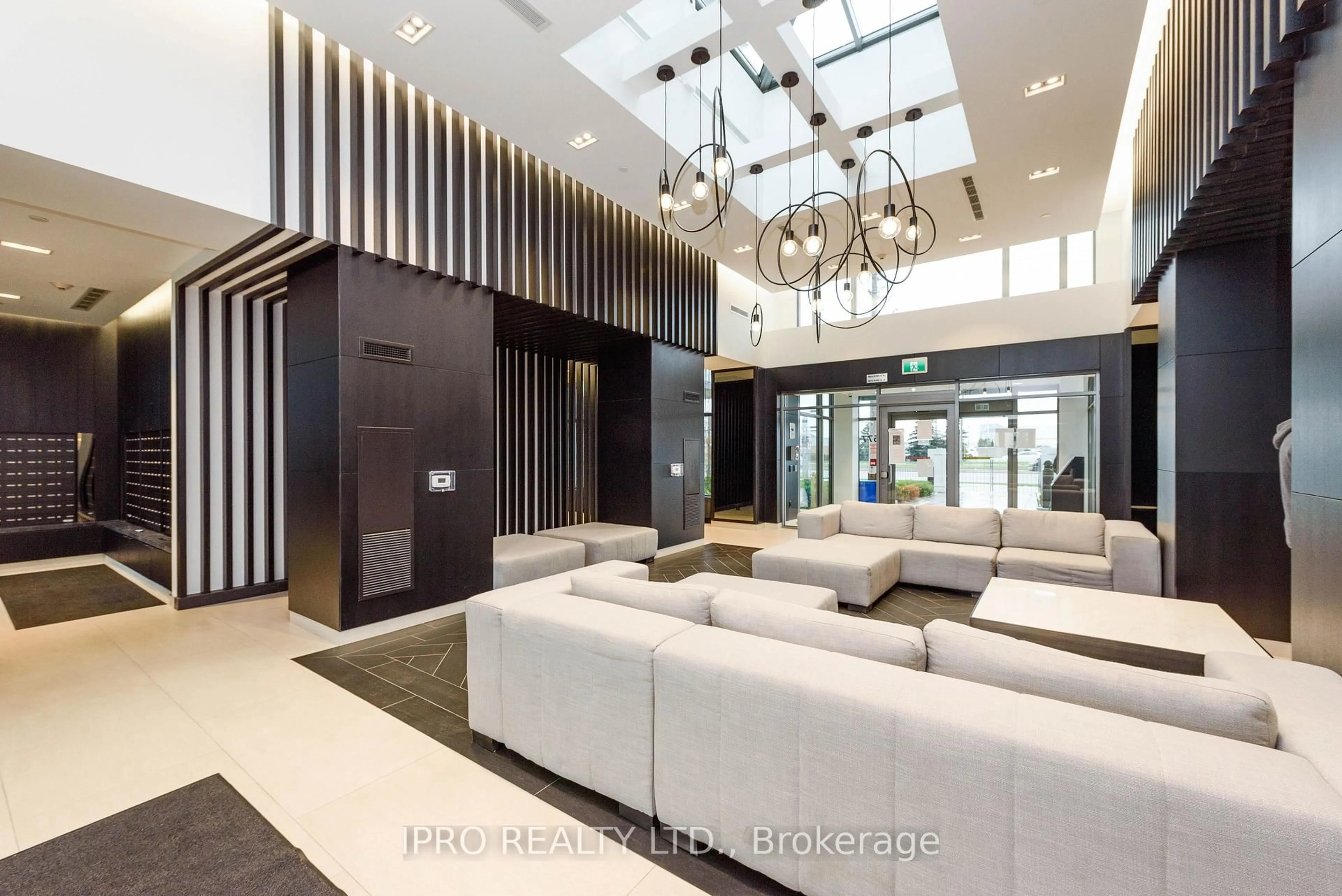 Indoor foyer for 4677 Glen Erin Dr #1009, Mississauga Ontario L5M 2E3