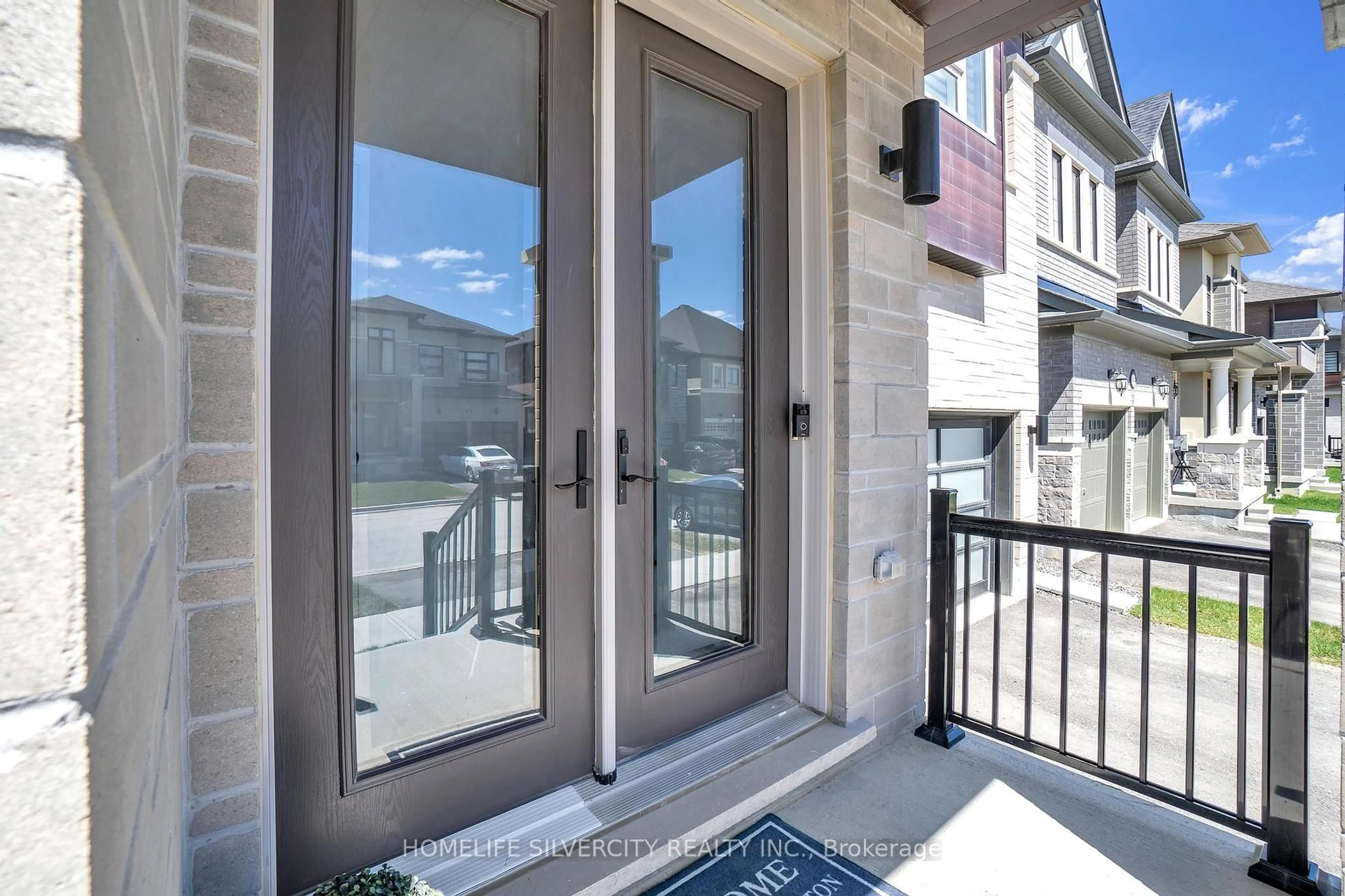 Indoor entryway for 43 Michener Dr, Brampton Ontario L6R 4E9