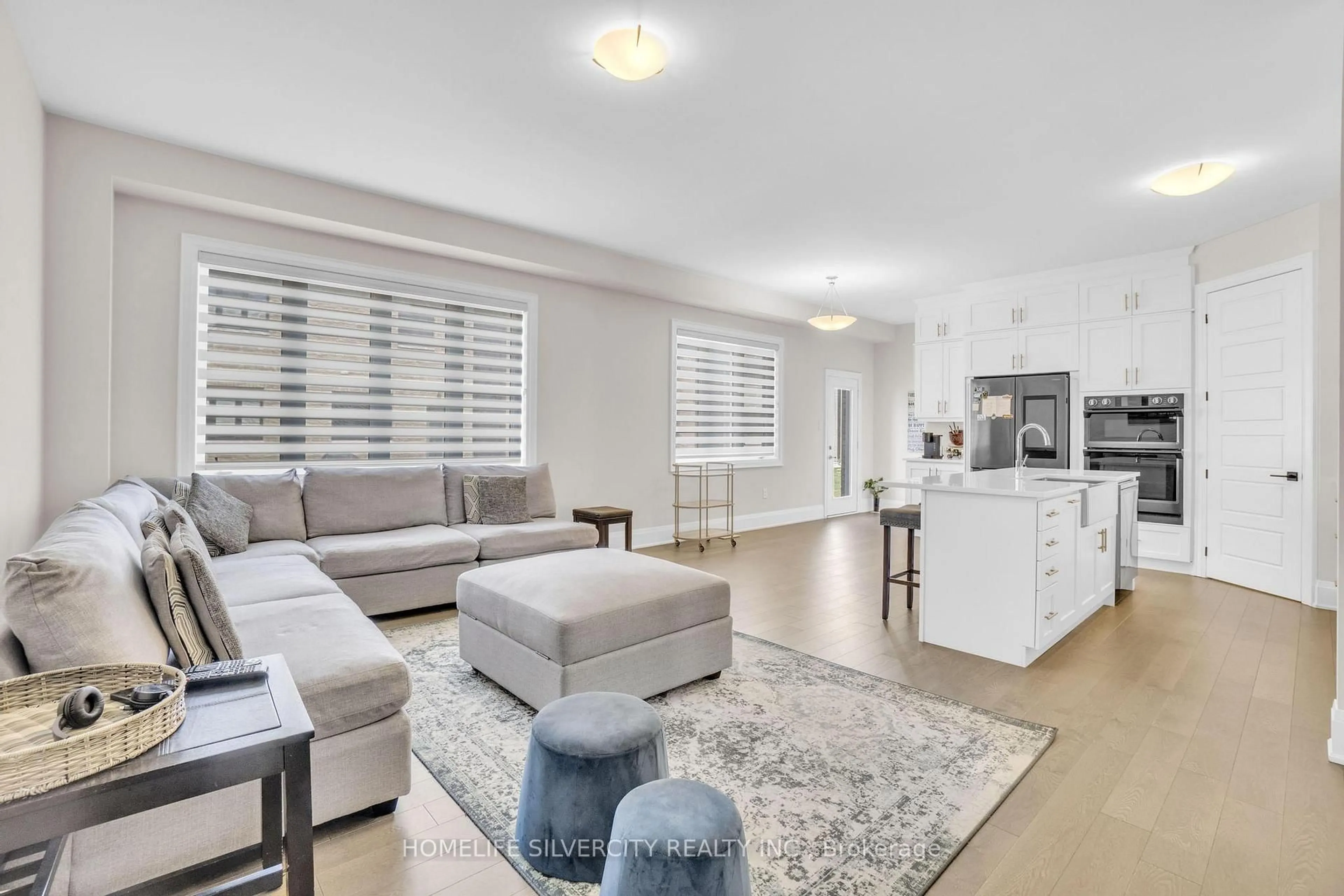 Living room with furniture, unknown for 43 Michener Dr, Brampton Ontario L6R 4E9
