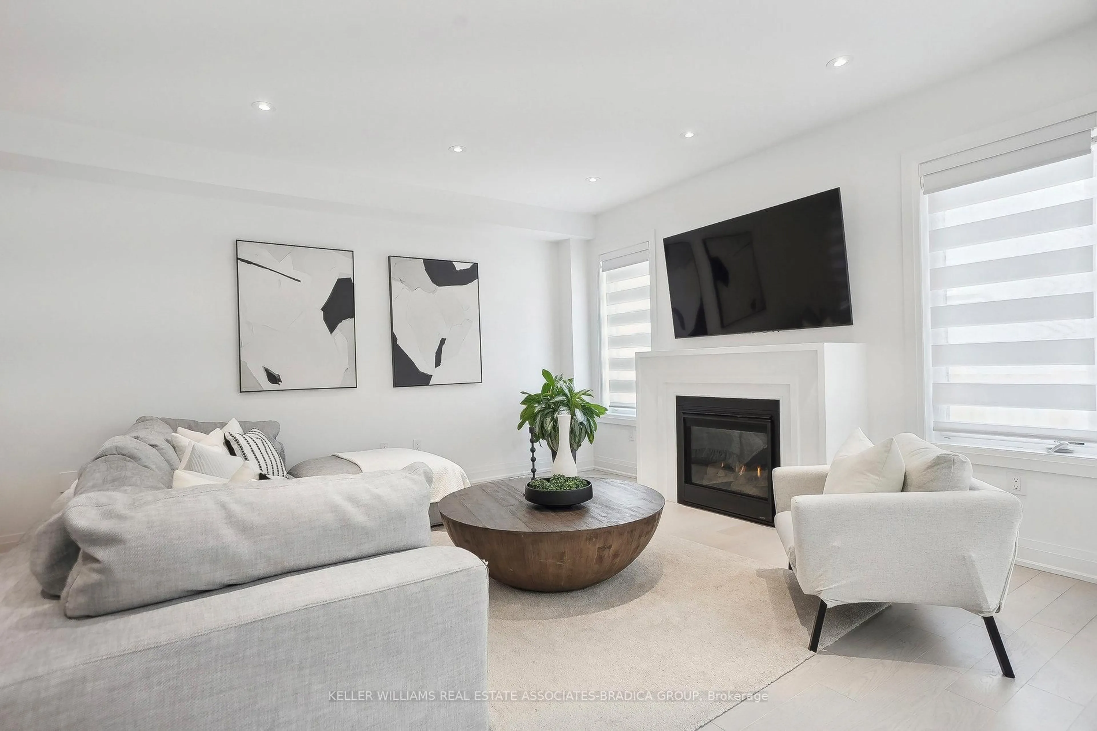 Living room with furniture, unknown for 4014 Phoenix Way, Oakville Ontario L6H 3R1