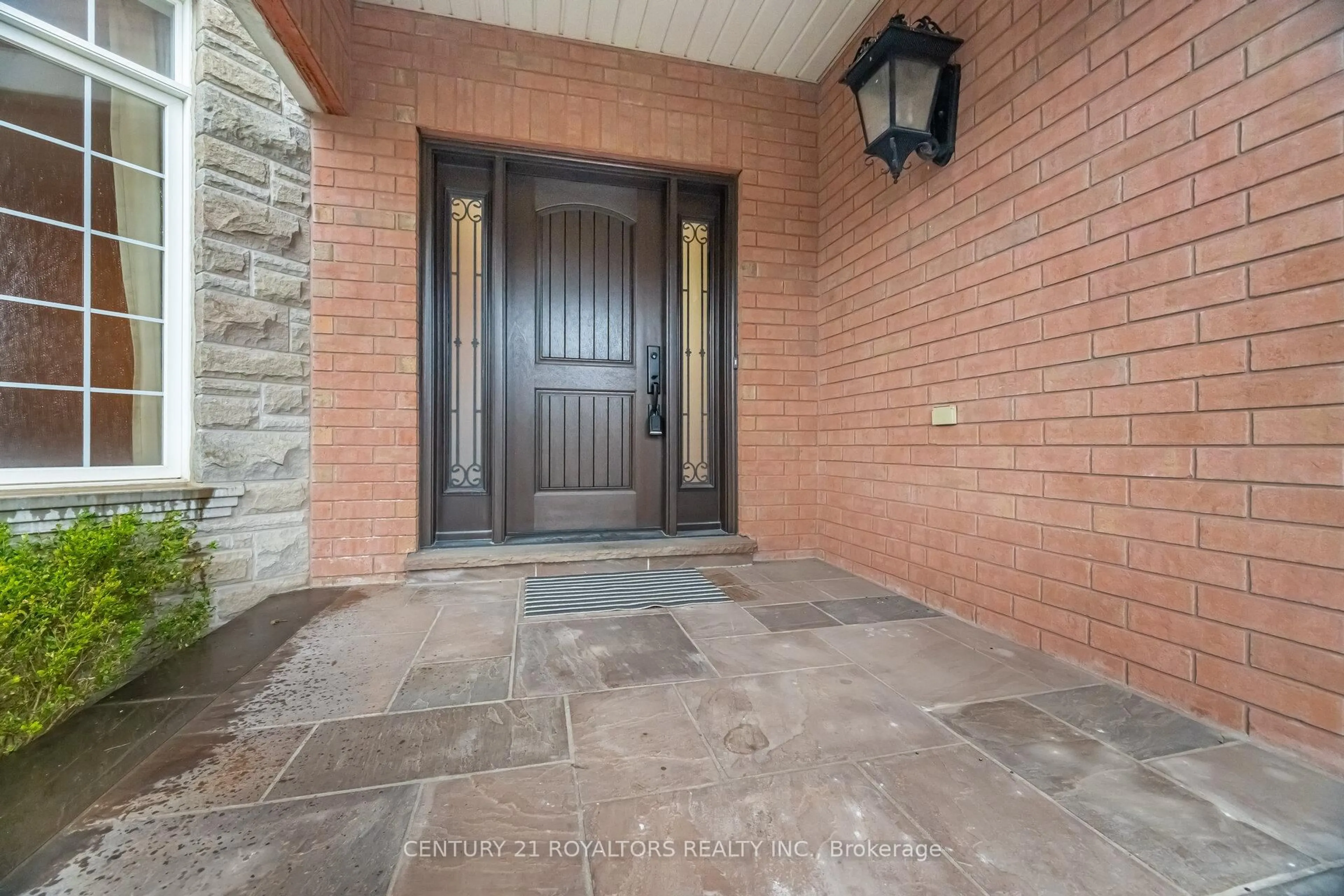 Indoor entryway for 67 Saint Hubert Dr, Brampton Ontario L6P 1Y5