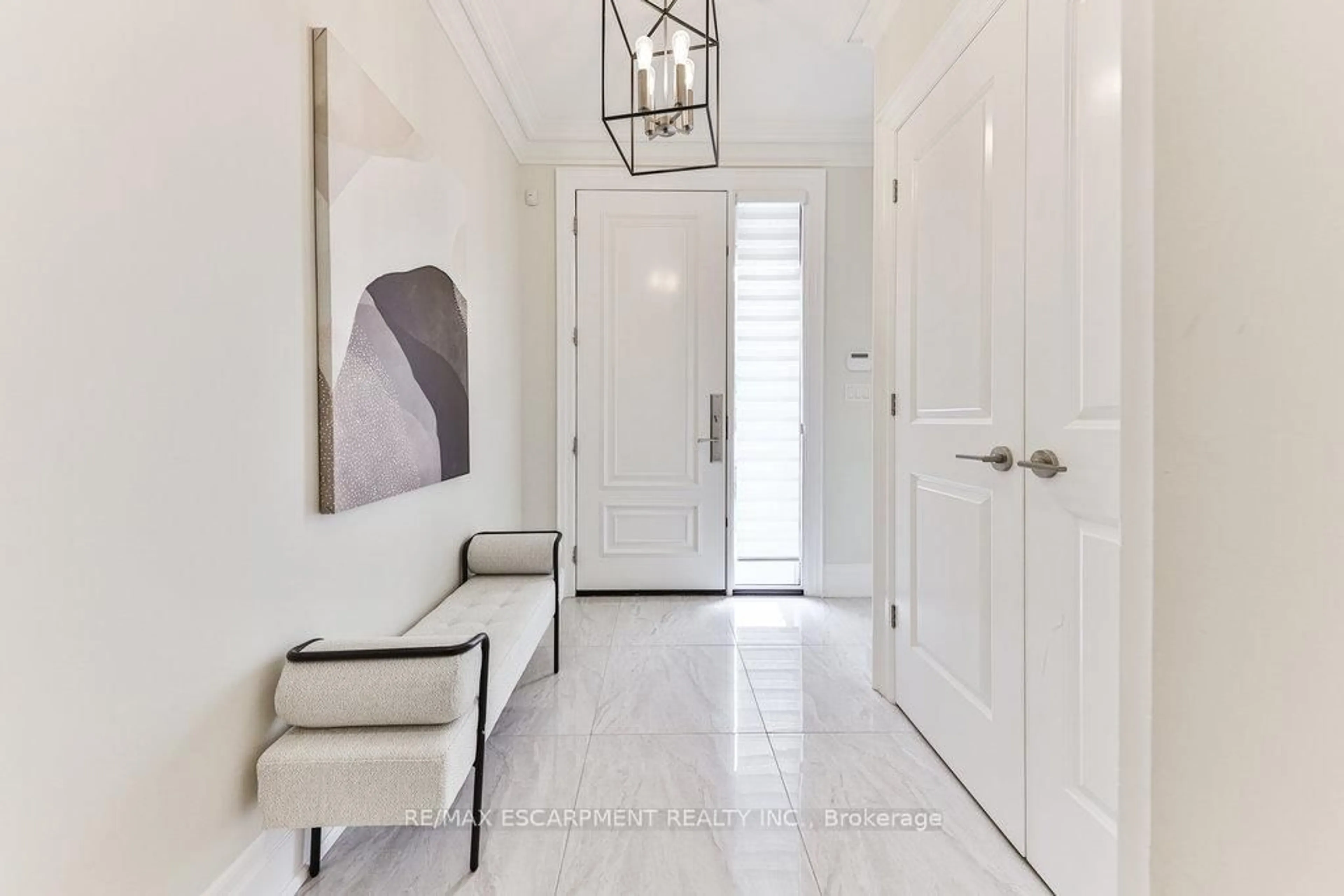 Indoor entryway for 34B Pine Ave, Mississauga Ontario L5H 2P8