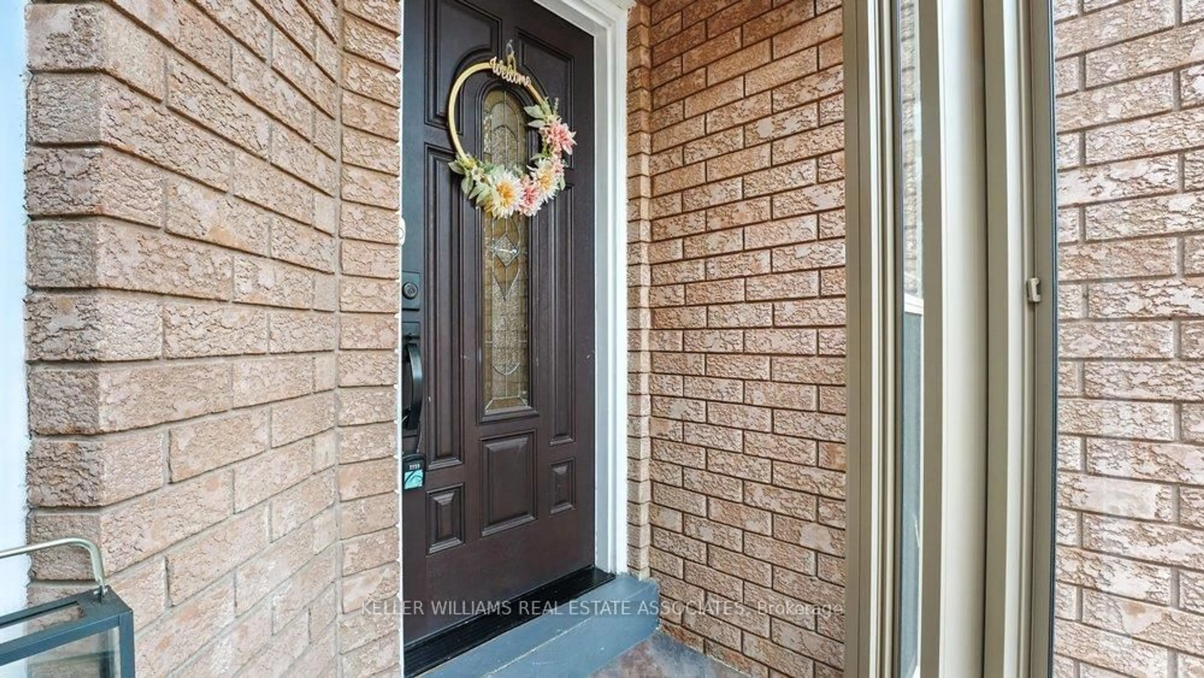 Indoor entryway for 599 Ashprior Ave, Mississauga Ontario L5R 3N3