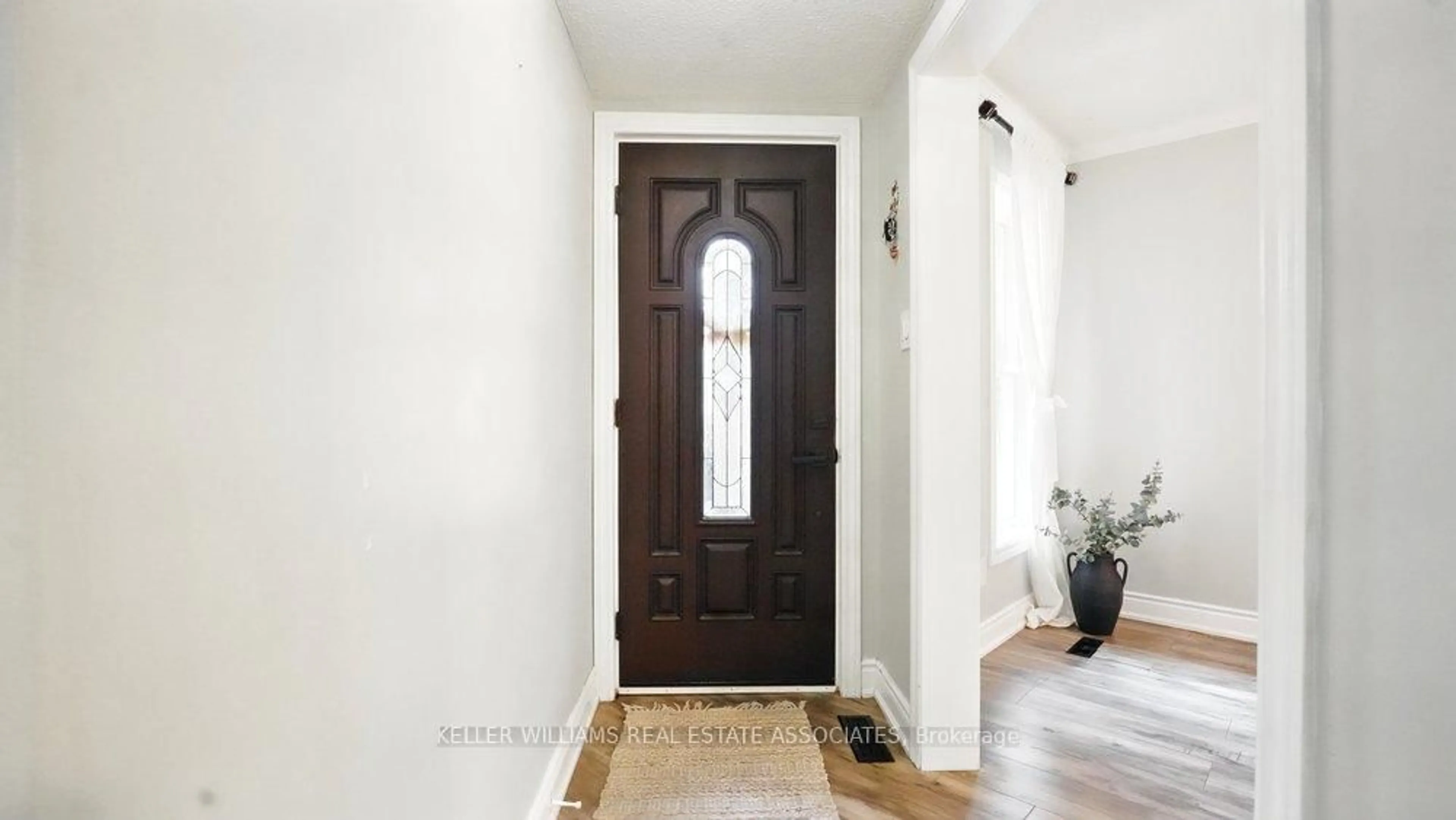 Indoor entryway for 599 Ashprior Ave, Mississauga Ontario L5R 3N3