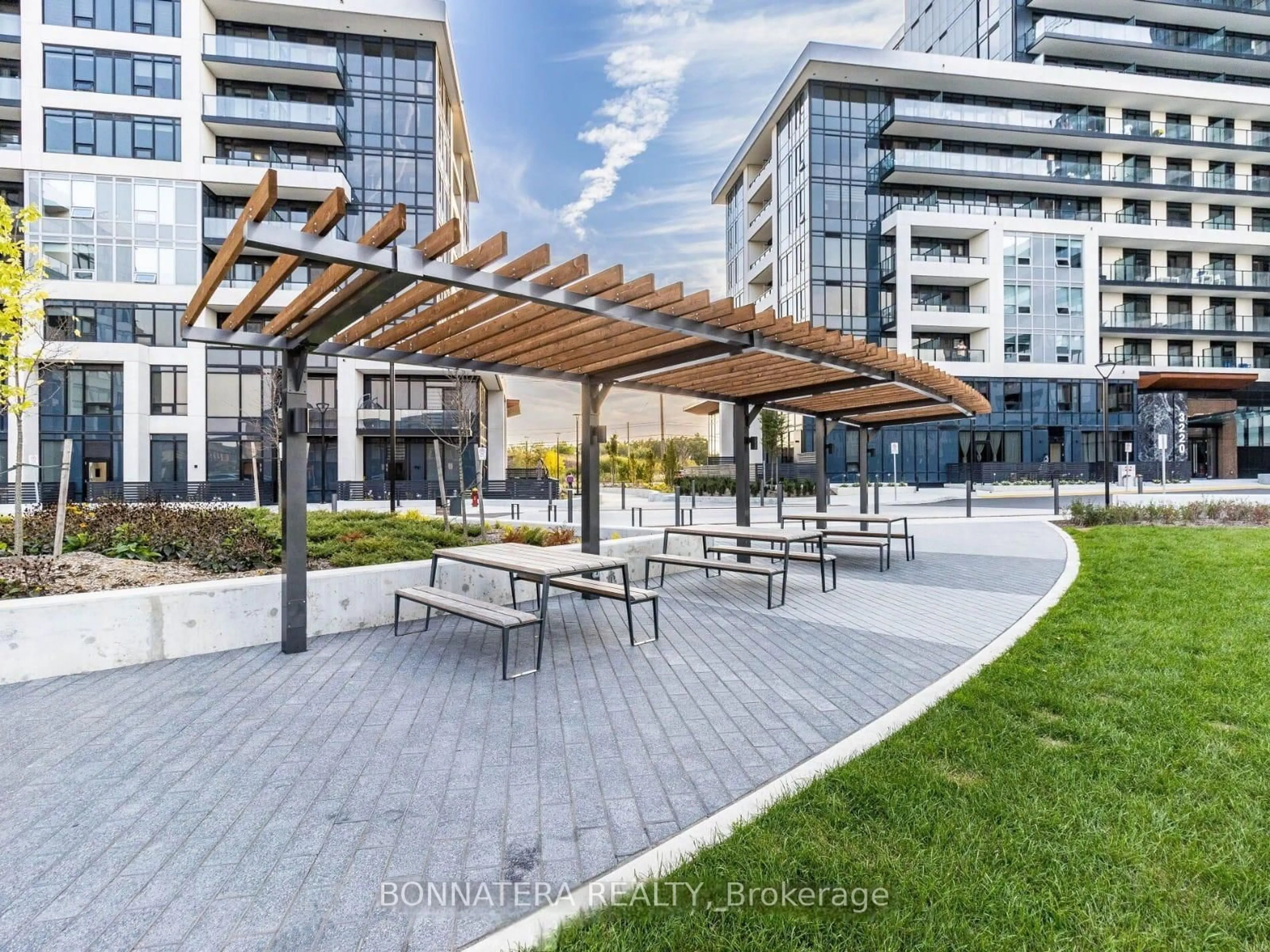 Patio, street for 3200 WILLIAM COLTSON Ave #627, Oakville Ontario L6H 7C2