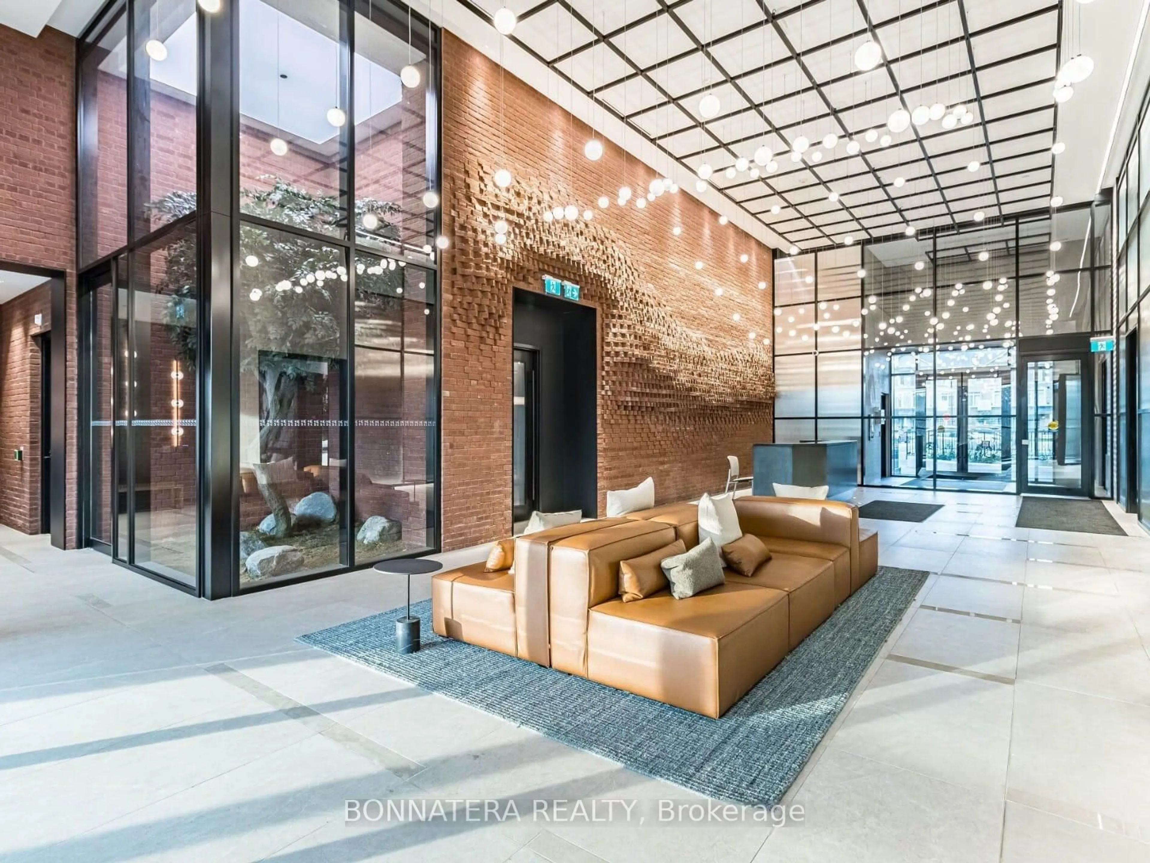 Indoor foyer for 3200 WILLIAM COLTSON Ave #627, Oakville Ontario L6H 7C2