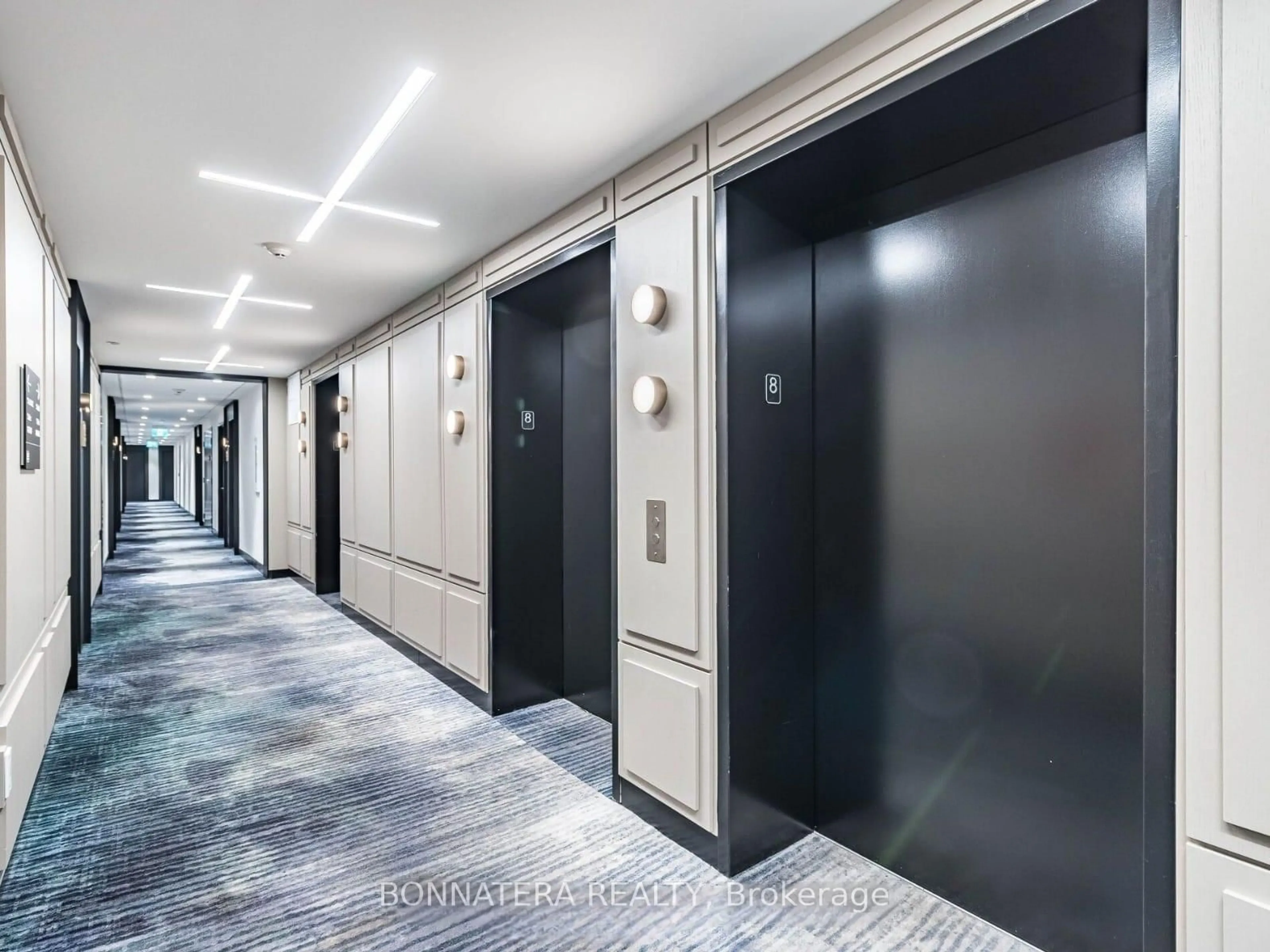 Indoor foyer for 3200 WILLIAM COLTSON Ave #627, Oakville Ontario L6H 7C2