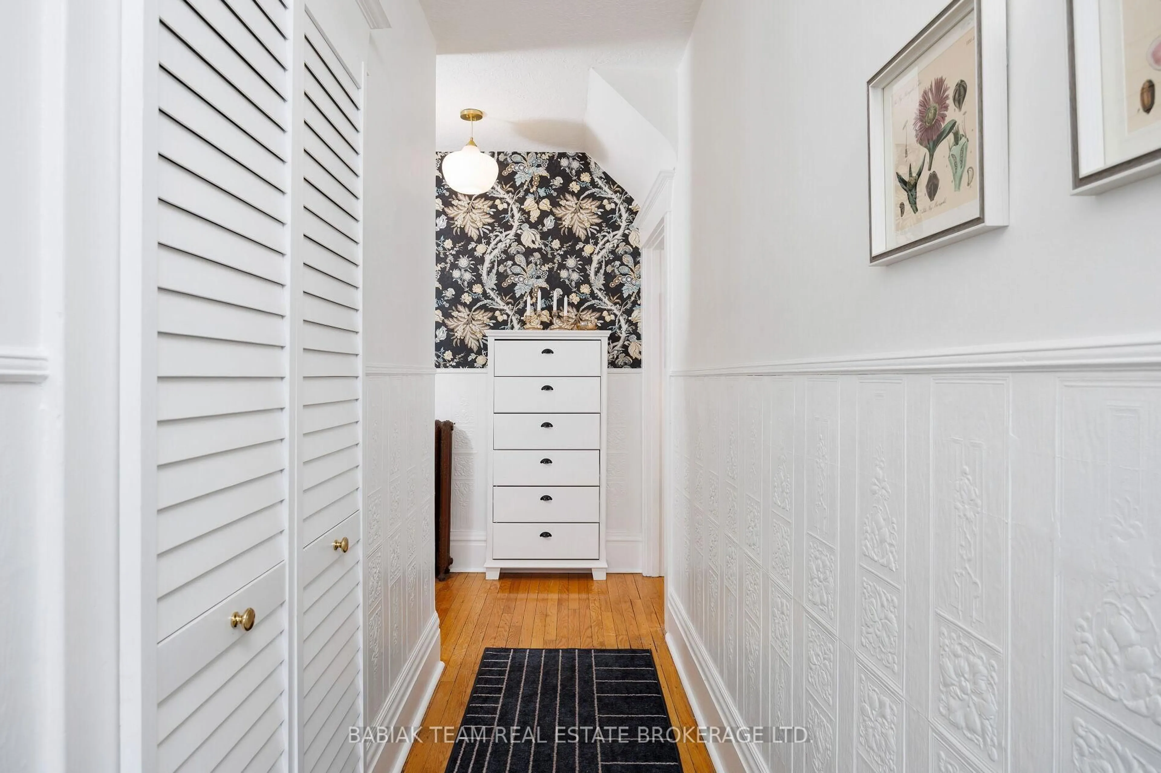 Indoor entryway for 166 Quebec Ave, Toronto Ontario M6P 2T8