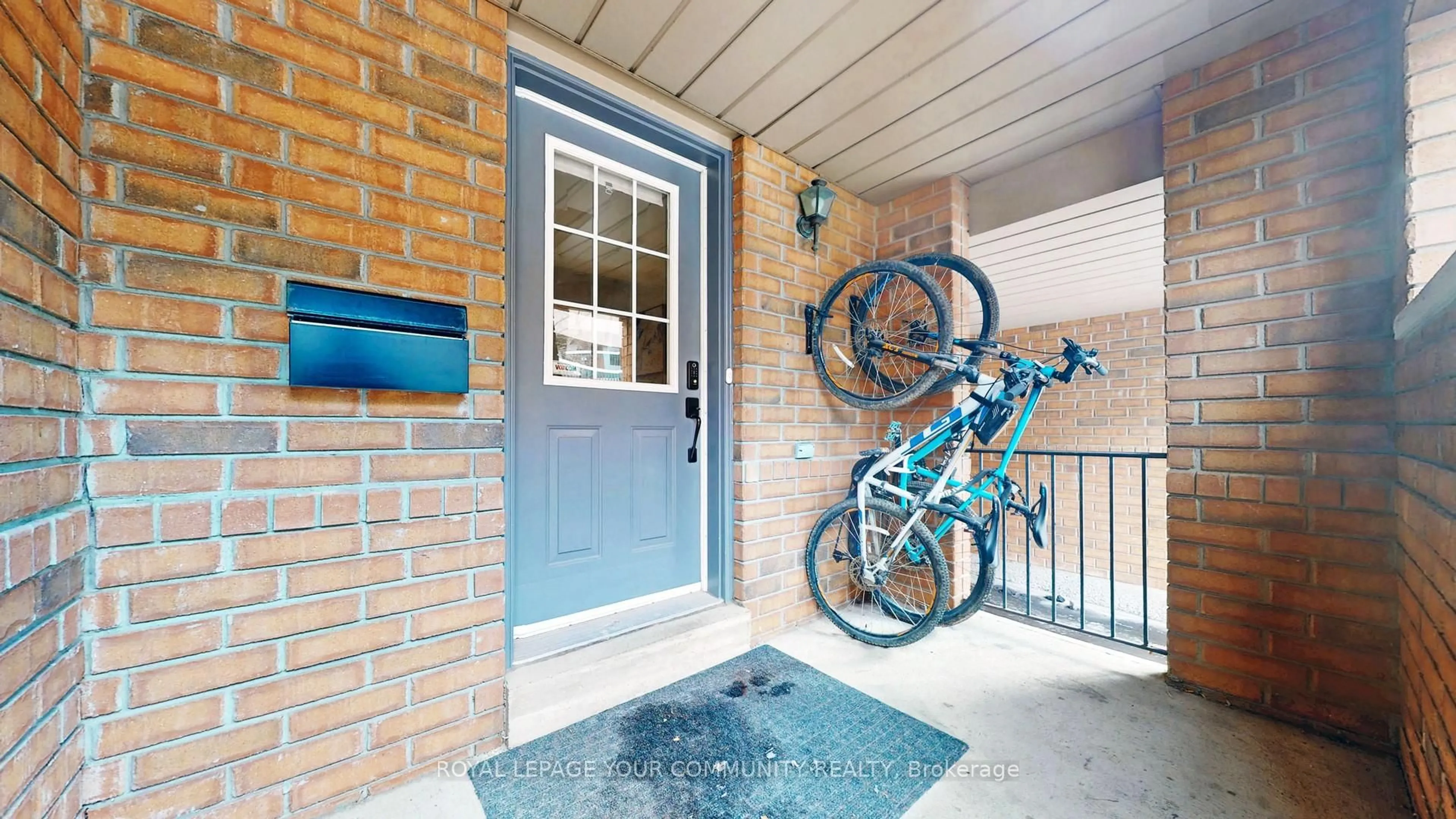 Indoor entryway for 19 West Deane Park Dr #4, Toronto Ontario M9B 2R5