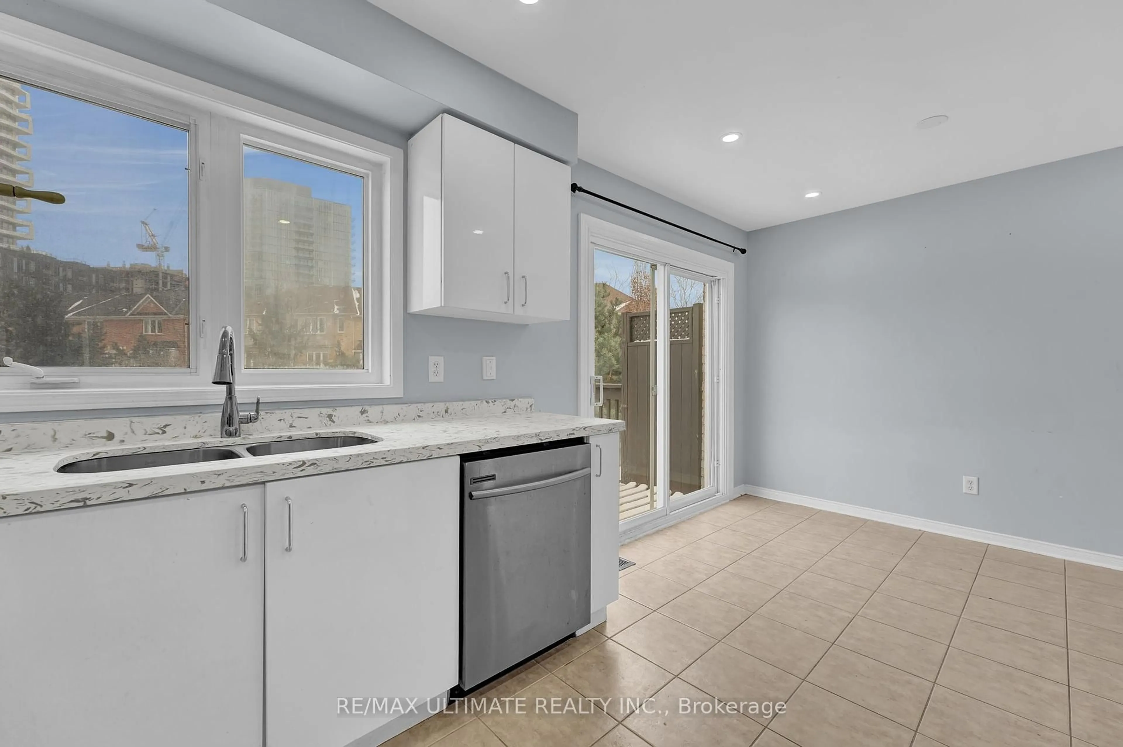 Open concept kitchen, ceramic/tile floor for 73 Bernard Ave, Brampton Ontario L6Y 5S4