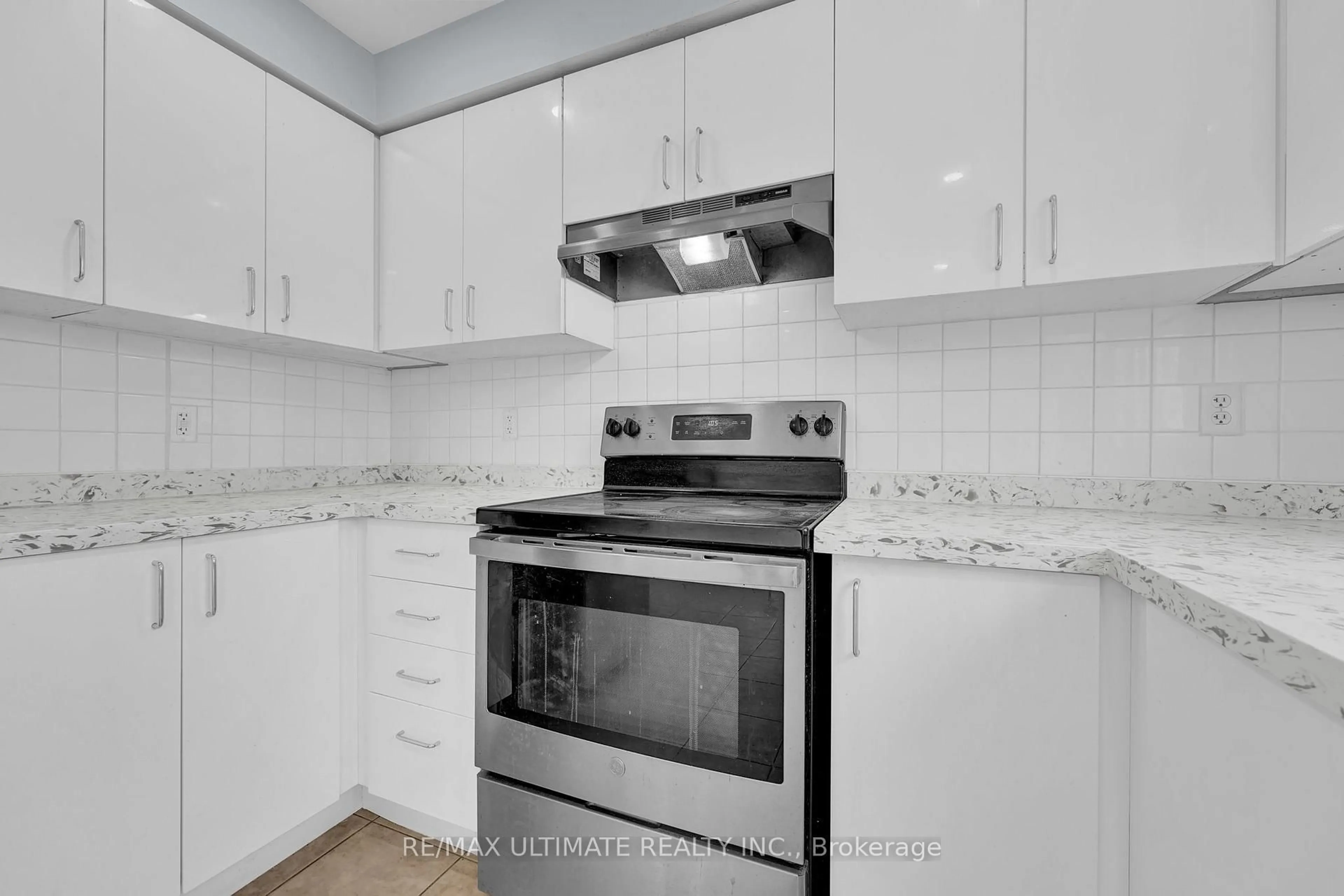 Standard kitchen, ceramic/tile floor for 73 Bernard Ave, Brampton Ontario L6Y 5S4