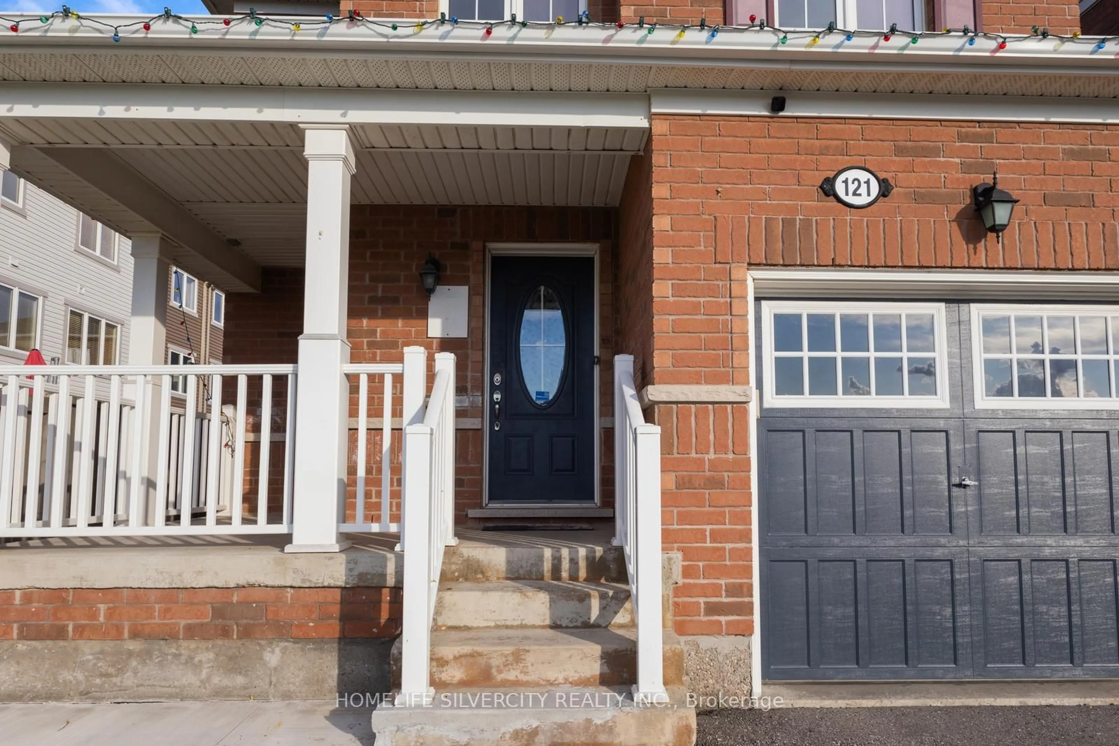 Indoor entryway for 121 Buick Blvd, Brampton Ontario L7A 0Z2