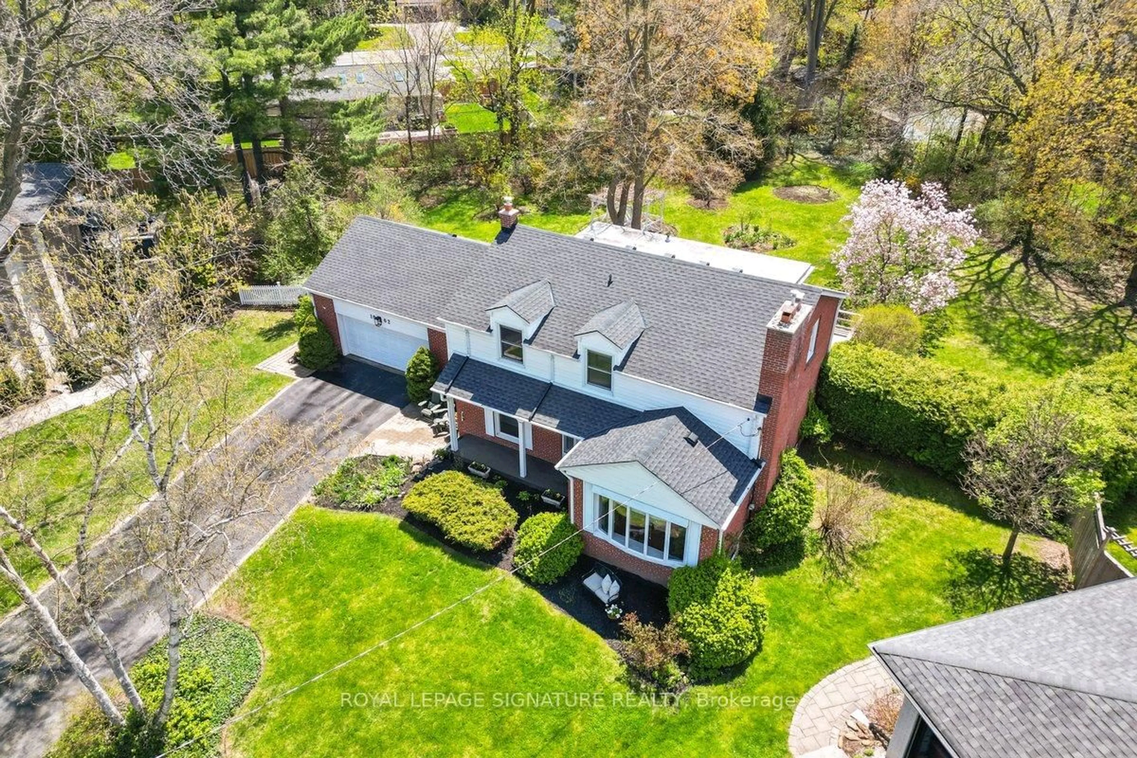 A pic from outside/outdoor area/front of a property/back of a property/a pic from drone, street for 1662 Bramsey Dr, Mississauga Ontario L5J 2H6