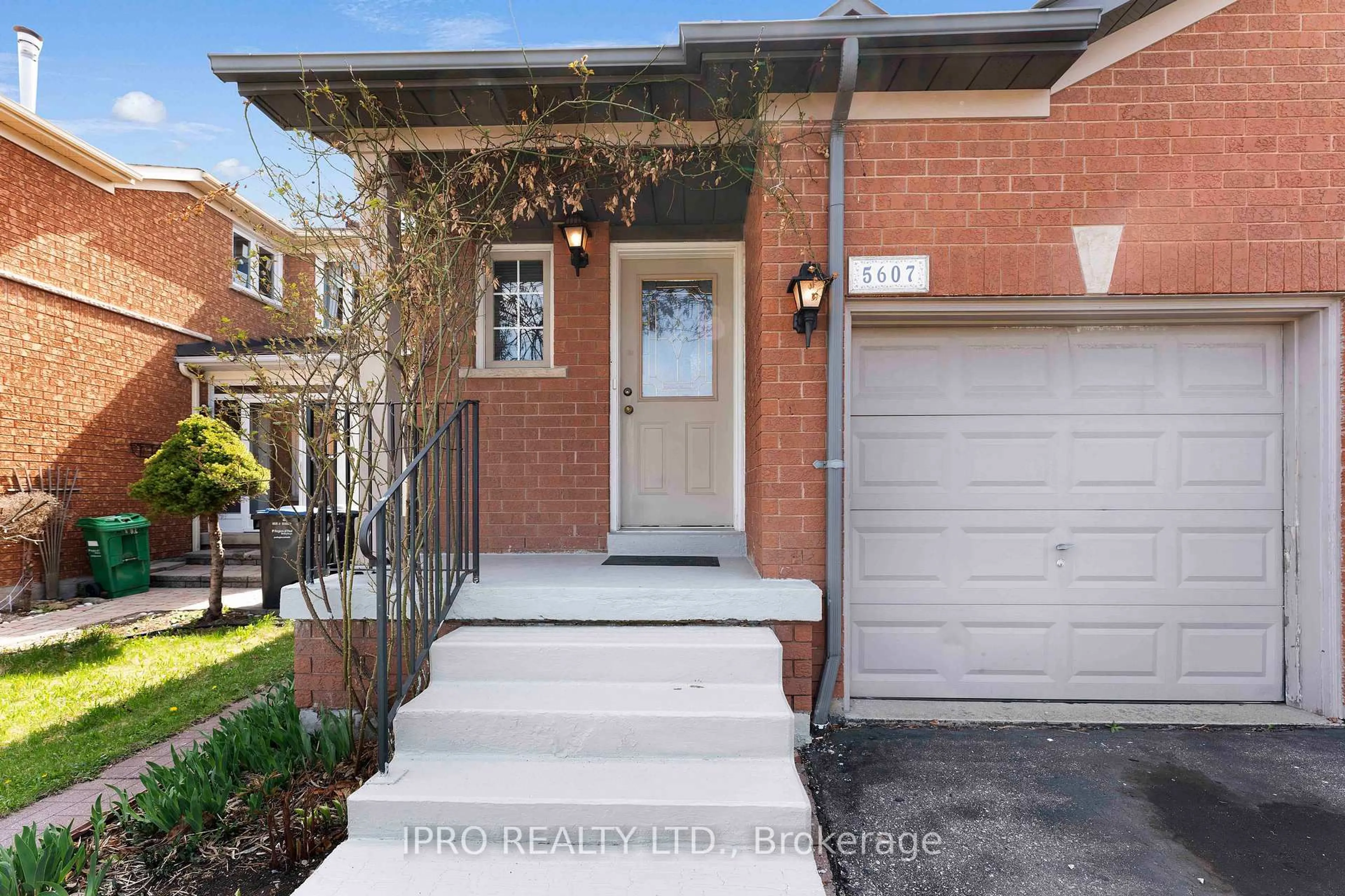 Home with brick exterior material, street for 5607 Palmerston Cres, Mississauga Ontario L5M 5Y6