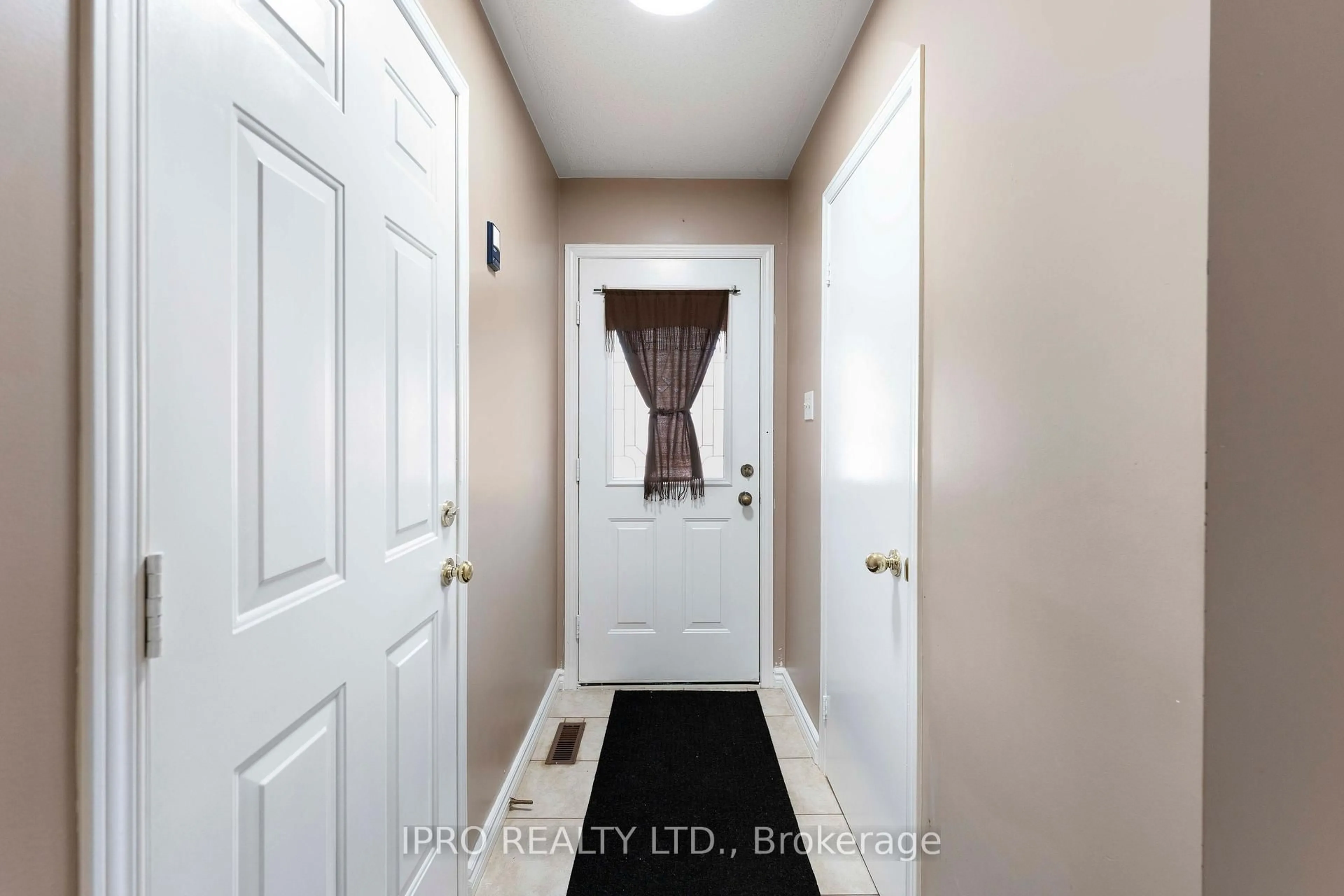 Indoor entryway for 5607 Palmerston Cres, Mississauga Ontario L5M 5Y6