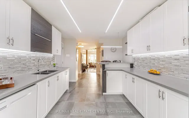 Additional property image - 2046 Glenada Cres