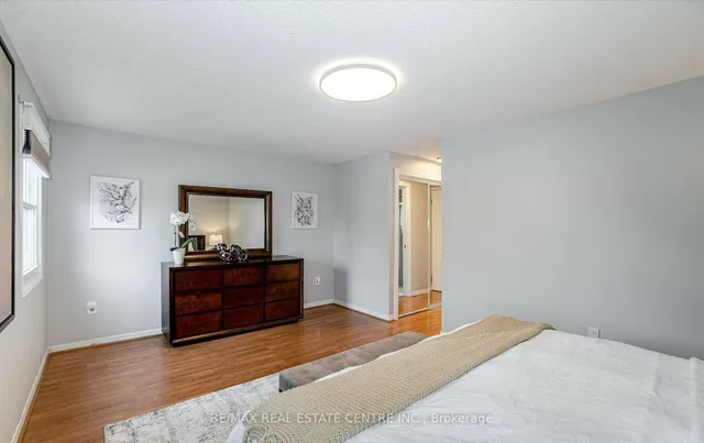 Additional property image - 2046 Glenada Cres