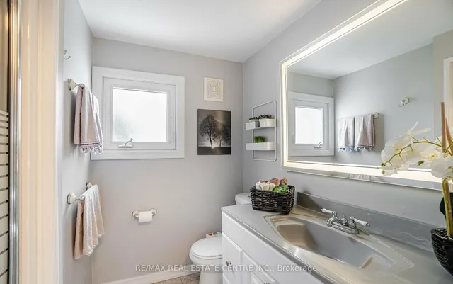 Additional property image - 2046 Glenada Cres