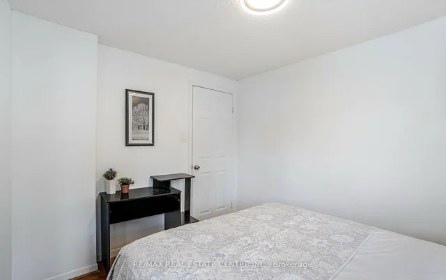 Additional property image - 2046 Glenada Cres