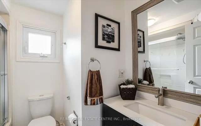 Additional property image - 2046 Glenada Cres