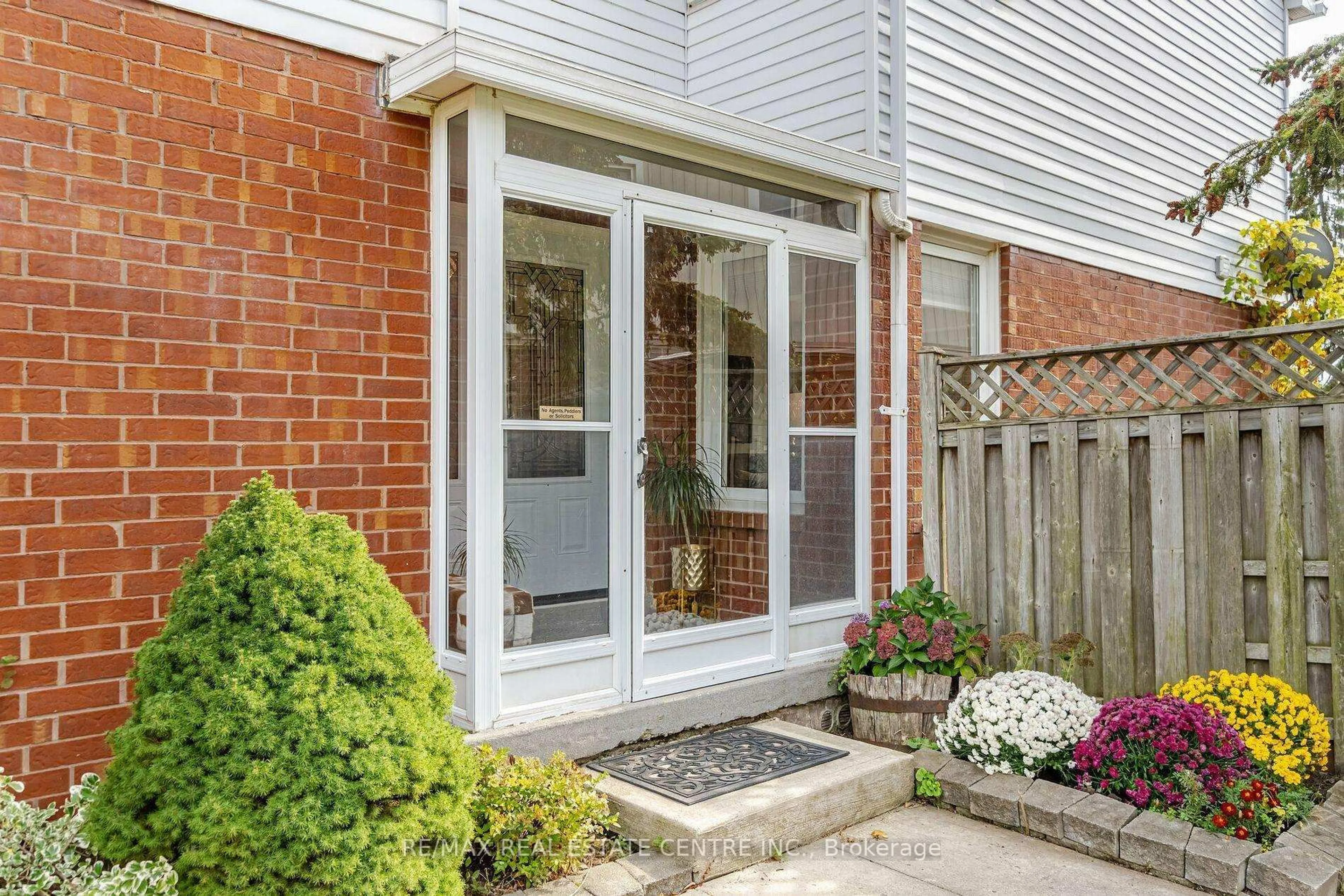Unknown for 2046 Glenada Cres, Oakville Ontario L6H 4M3
