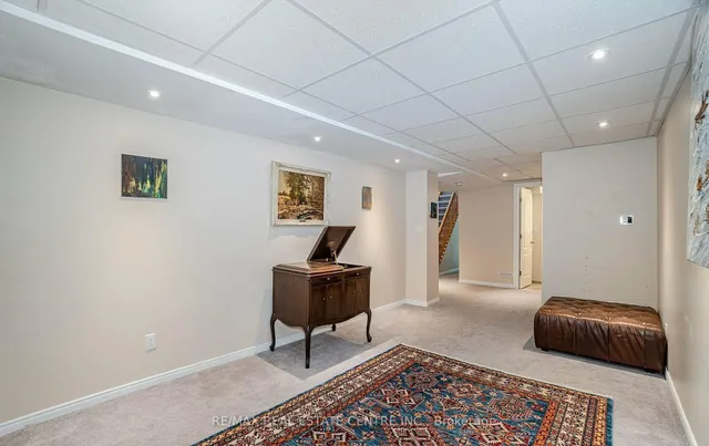 Additional property image - 2046 Glenada Cres