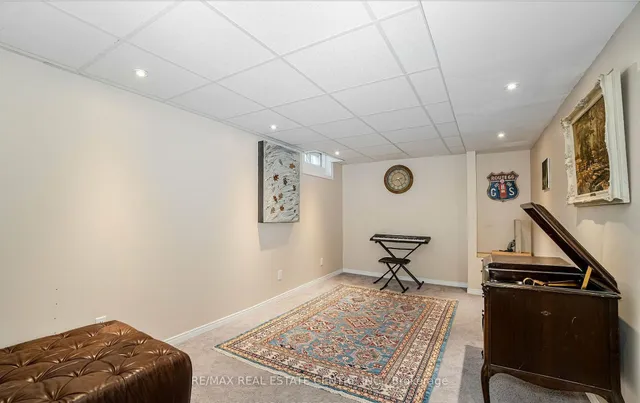 Additional property image - 2046 Glenada Cres