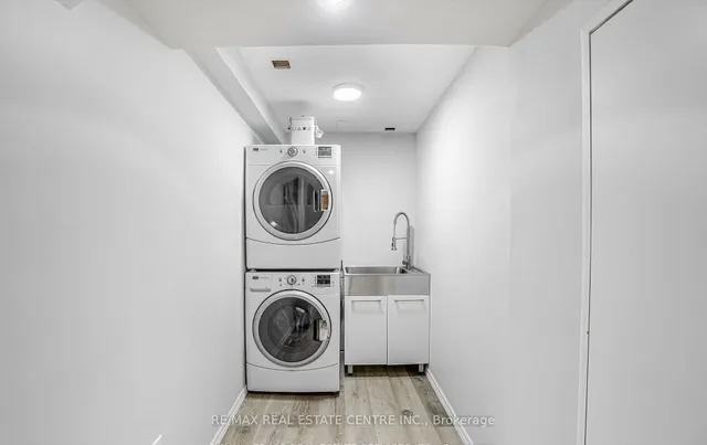 Additional property image - 2046 Glenada Cres