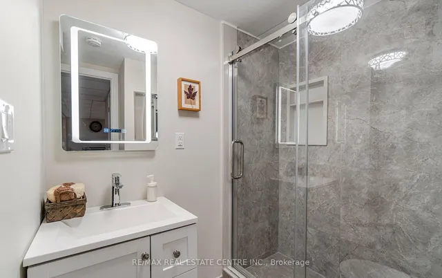 Additional property image - 2046 Glenada Cres