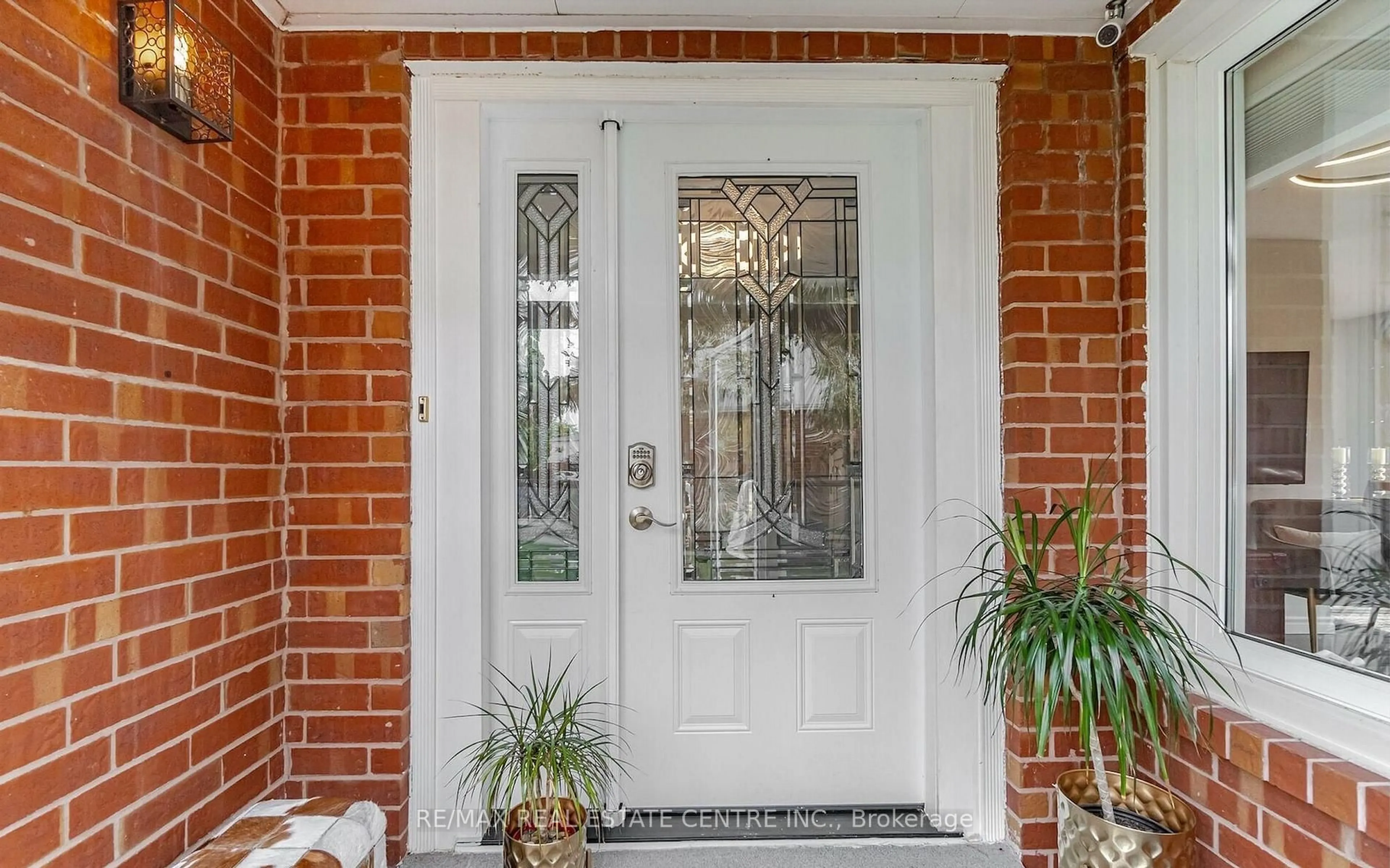 Indoor entryway for 2046 Glenada Cres, Oakville Ontario L6H 4M3