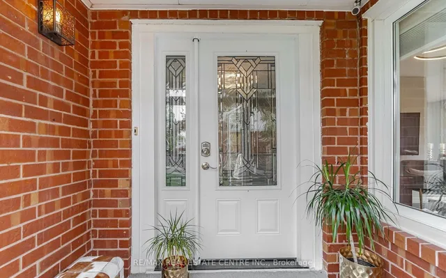 Additional property image - 2046 Glenada Cres