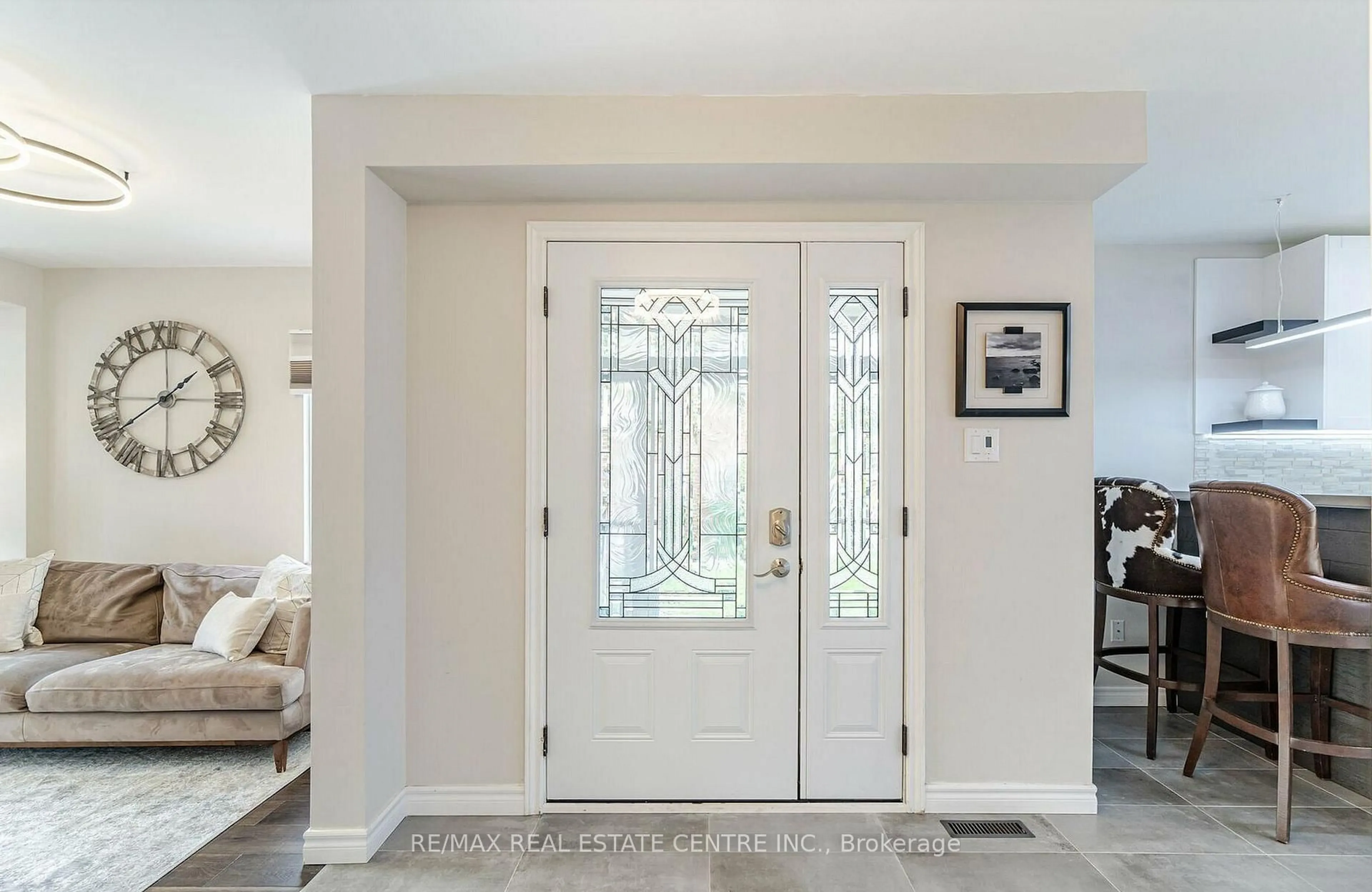 Indoor entryway for 2046 Glenada Cres, Oakville Ontario L6H 4M3