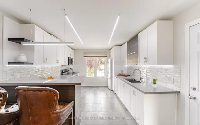 Additional property image - 2046 Glenada Cres